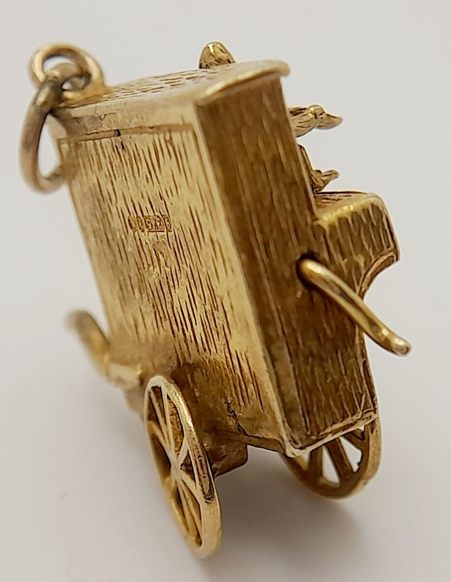 A 9K YELLOW GOLD ORGAN GRINDER AND MONKEY CHARM WITH MOVING PARTS. 2.2cm x 2.5cm, 5.2g weight. - Image 4 of 6
