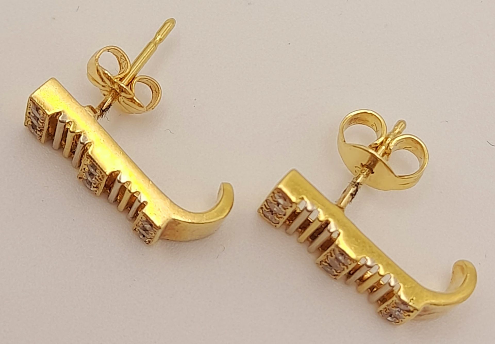 A PAIR OF 14K YELLOW GOLD DIAMOND SET EARRINGS. 0.20ctw, 1.7cm length, 4.7g total weight. Ref: SC - Bild 2 aus 4