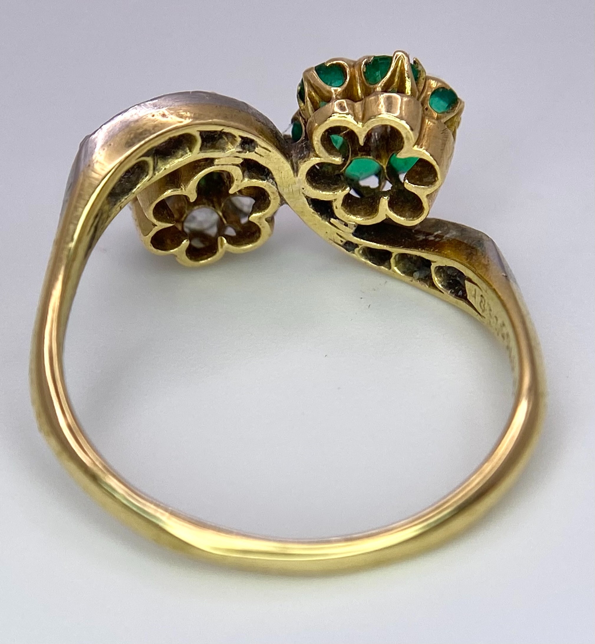 A Vintage 18K Yellow Gold, Platinum, Emerald and Diamond Crossover Ring. Reverse flowers with - Image 8 of 9