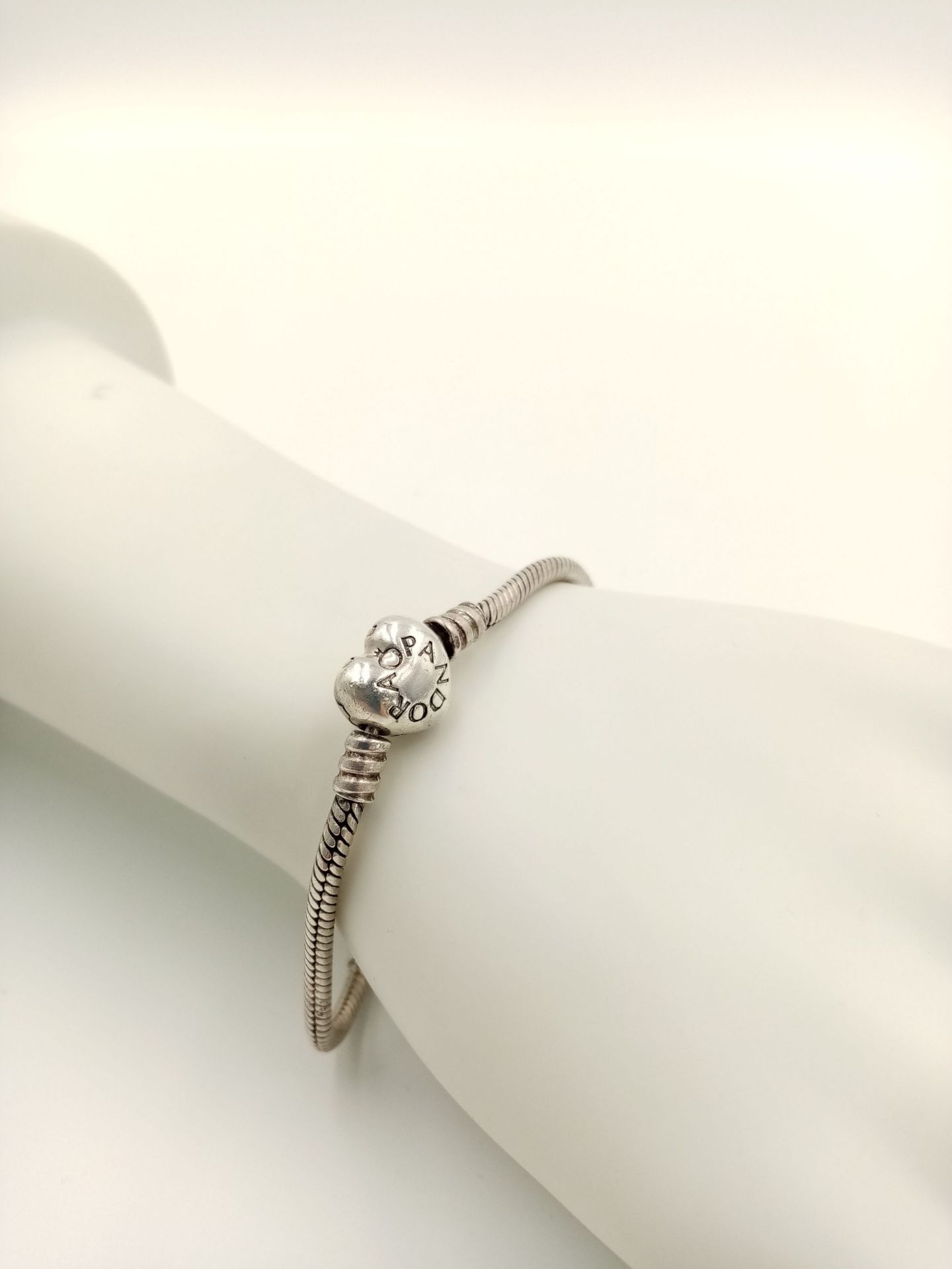 A STERLING SILVER PANDORA HEART CLASP BRACELET. 19.8cm length, 14.5g weight. Ref: SC 8121 - Image 2 of 4