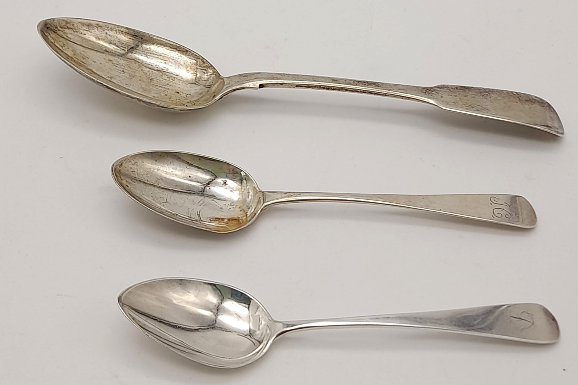 Three Pieces of Georgian Sterling Silver Flatware. Two small spoons and one serving spoon. Hallmarks - Bild 2 aus 5