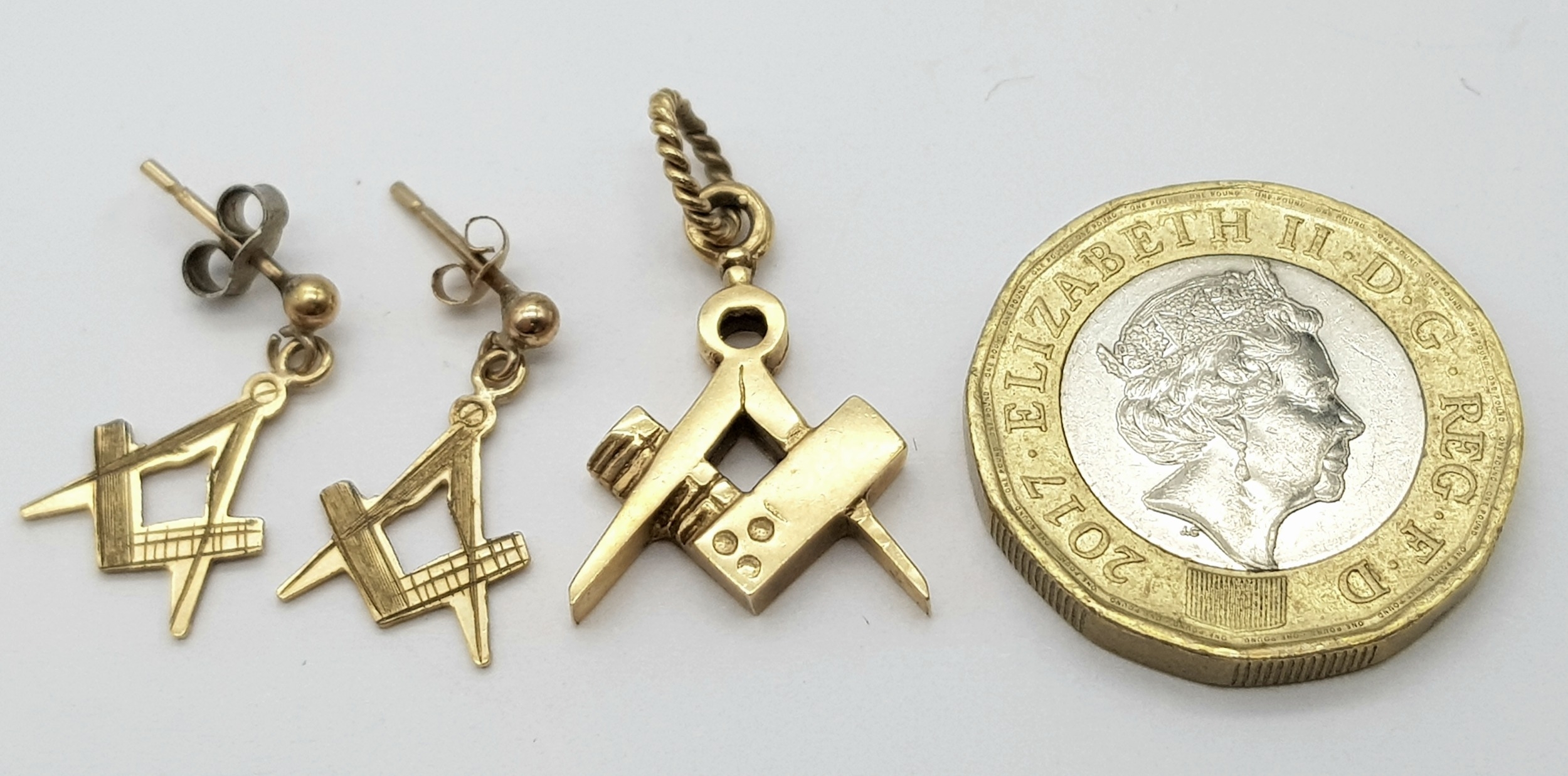 A Pair of Matching Masonic Symbol 9K Earrings and Pendant. 3.65g total weight. - Image 3 of 5