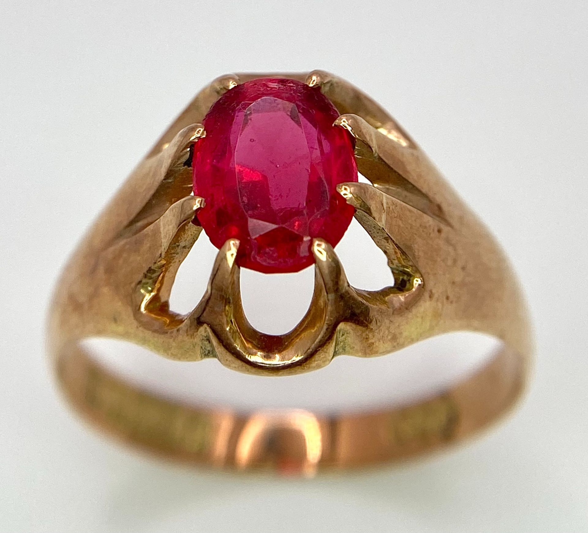 A vintage, 9 K rose gold solitaire ring with an oval cut ruby, ring size: U, weight: 3.8 g.