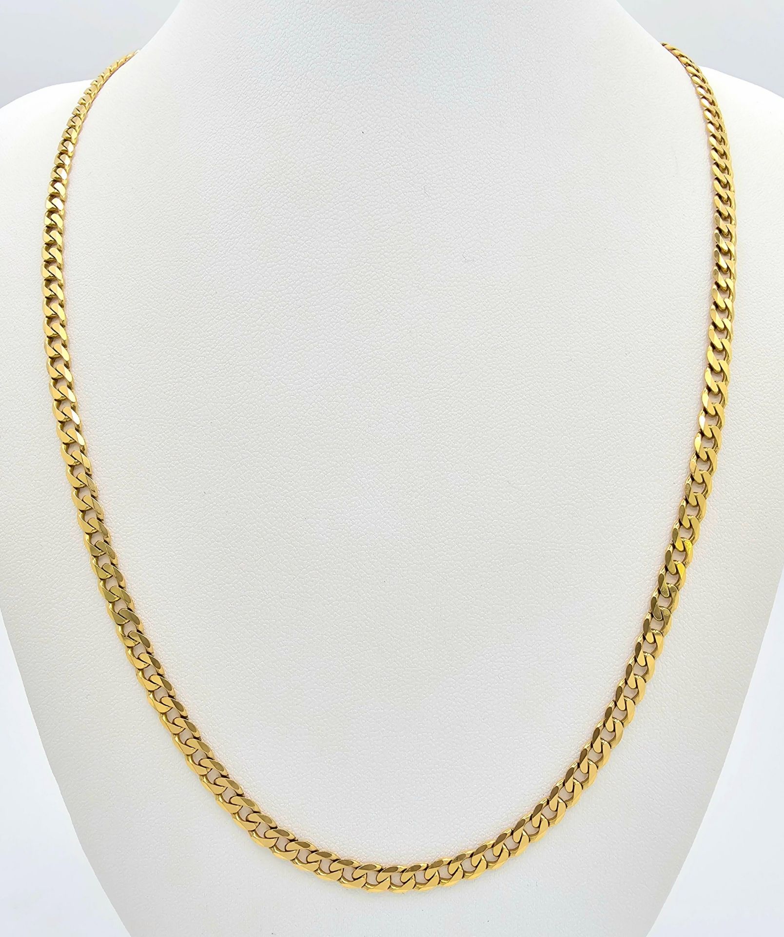 A 9 K yellow gold flat chain necklace, length: 56 cm, weight: 17.2