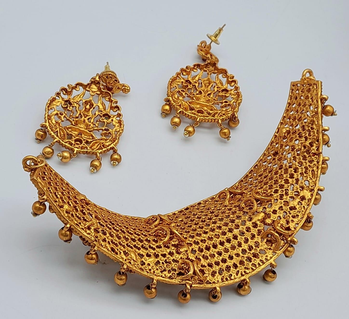 A South Indian traditional “Temple Jewellery” consisting of a necklace and matching earrings in an - Image 4 of 6