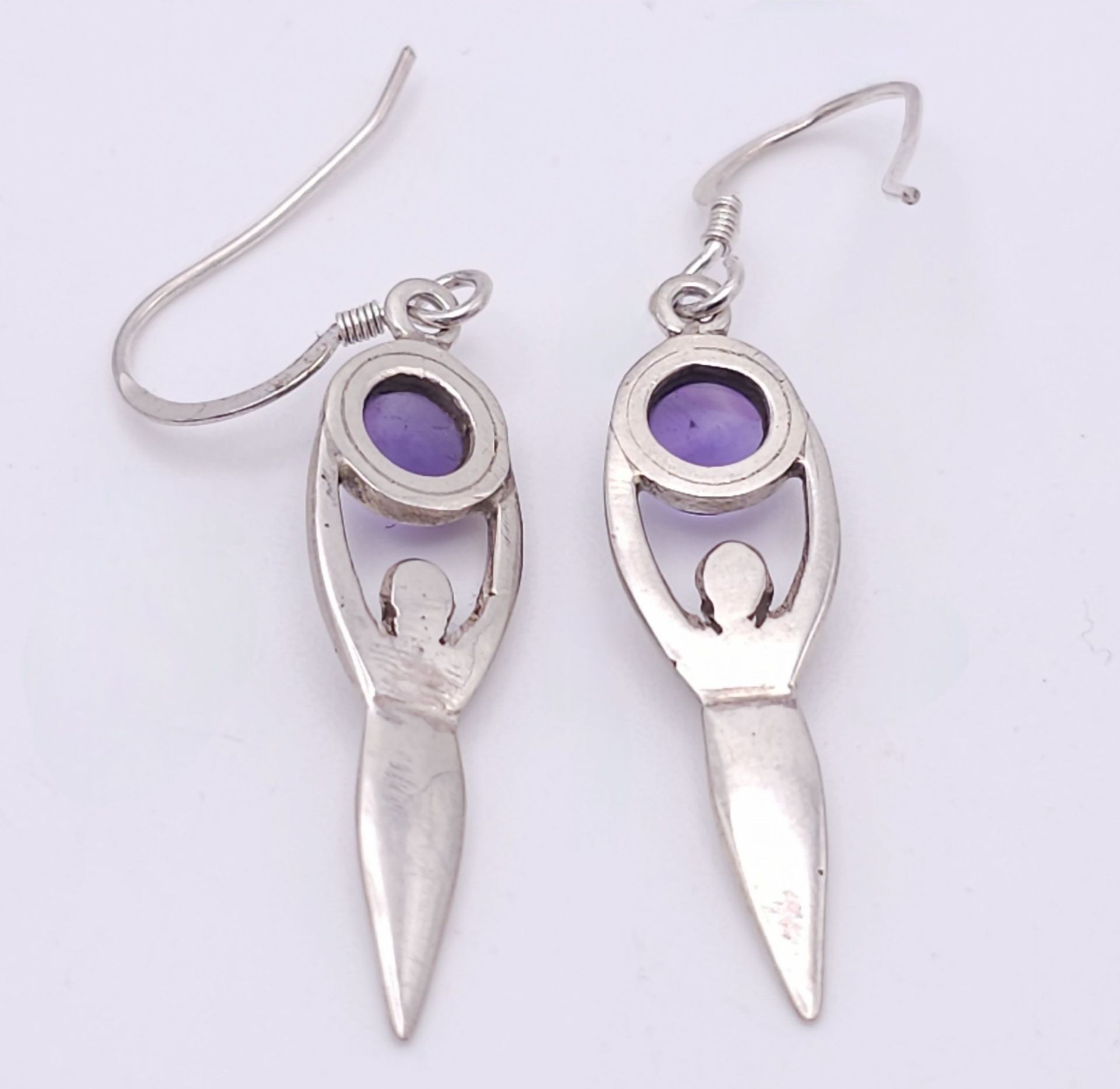 A Pair of Sterling Silver and Amethyst Cabochon ‘Goddess’ Earrings. 4.5cm Drop. Set with 6mm Round - Bild 4 aus 7