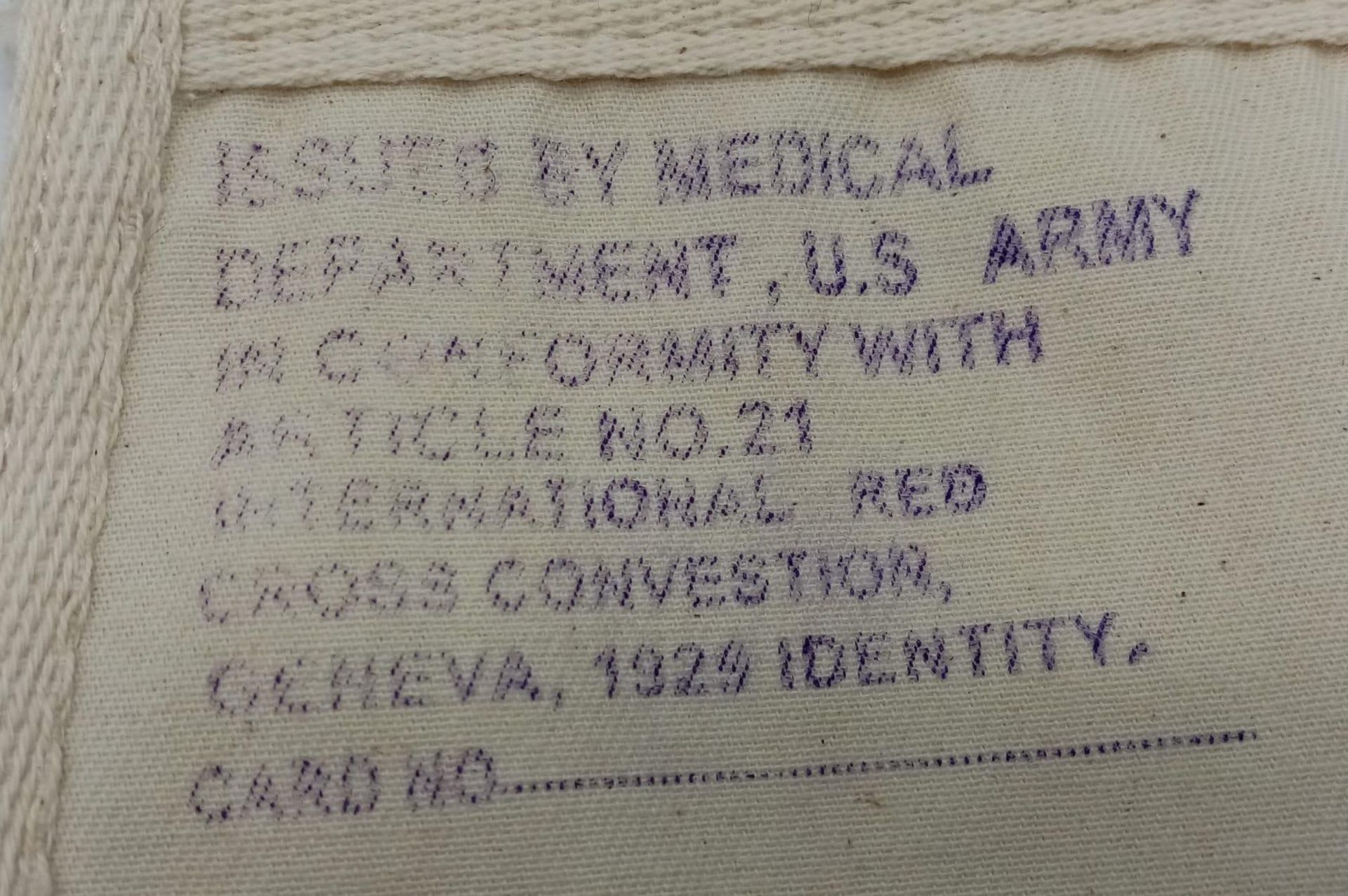 WW2 US Medics Armband with US Medical Department Stamp. Un-issued condition. - Bild 3 aus 3