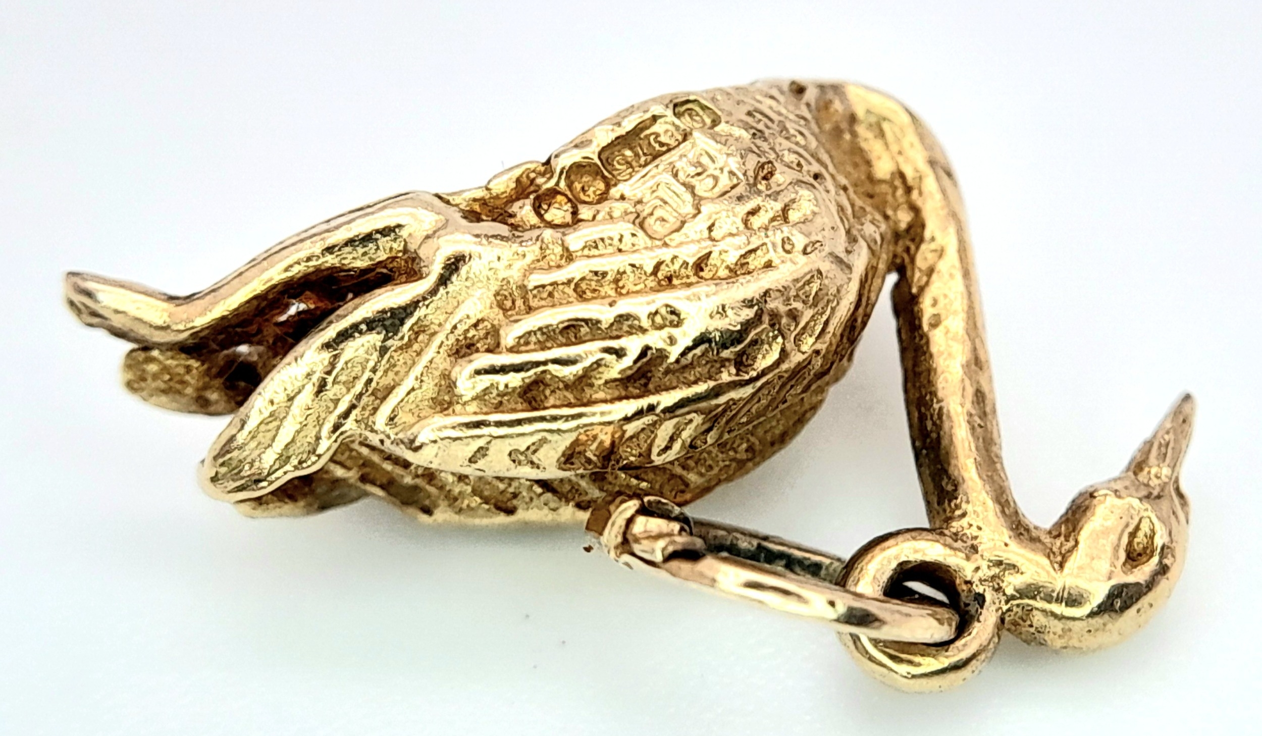 A 9K YELLOW GOLD SWAN CHARM. 19cm x 1.4cm. 1.8g total weight. Ref: SC 8013 - Image 3 of 5