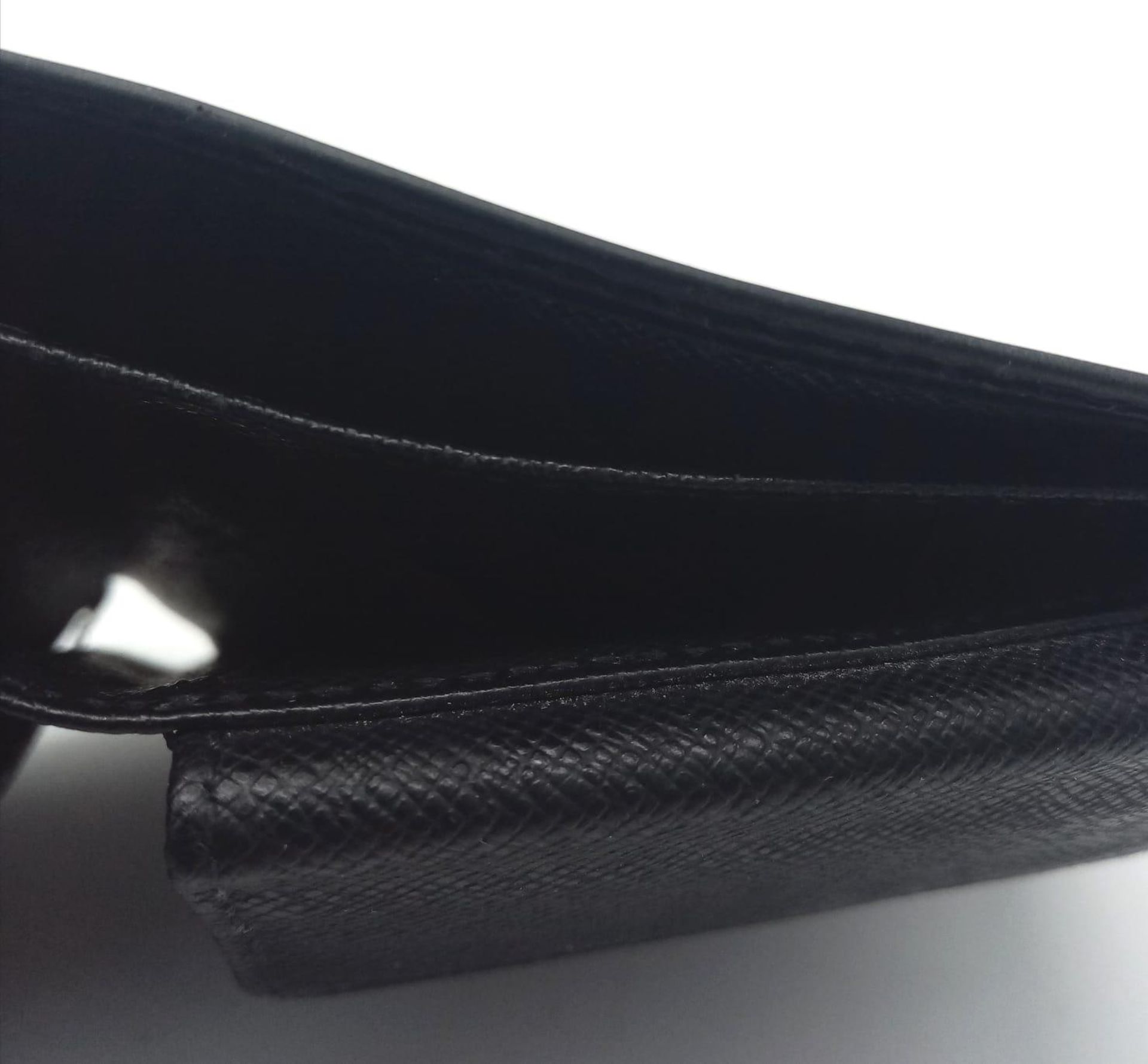 A Louis Vuitton black cowhide leather wallet. Engraved with initials SRD. Size approx. 11x11cm. - Bild 4 aus 5