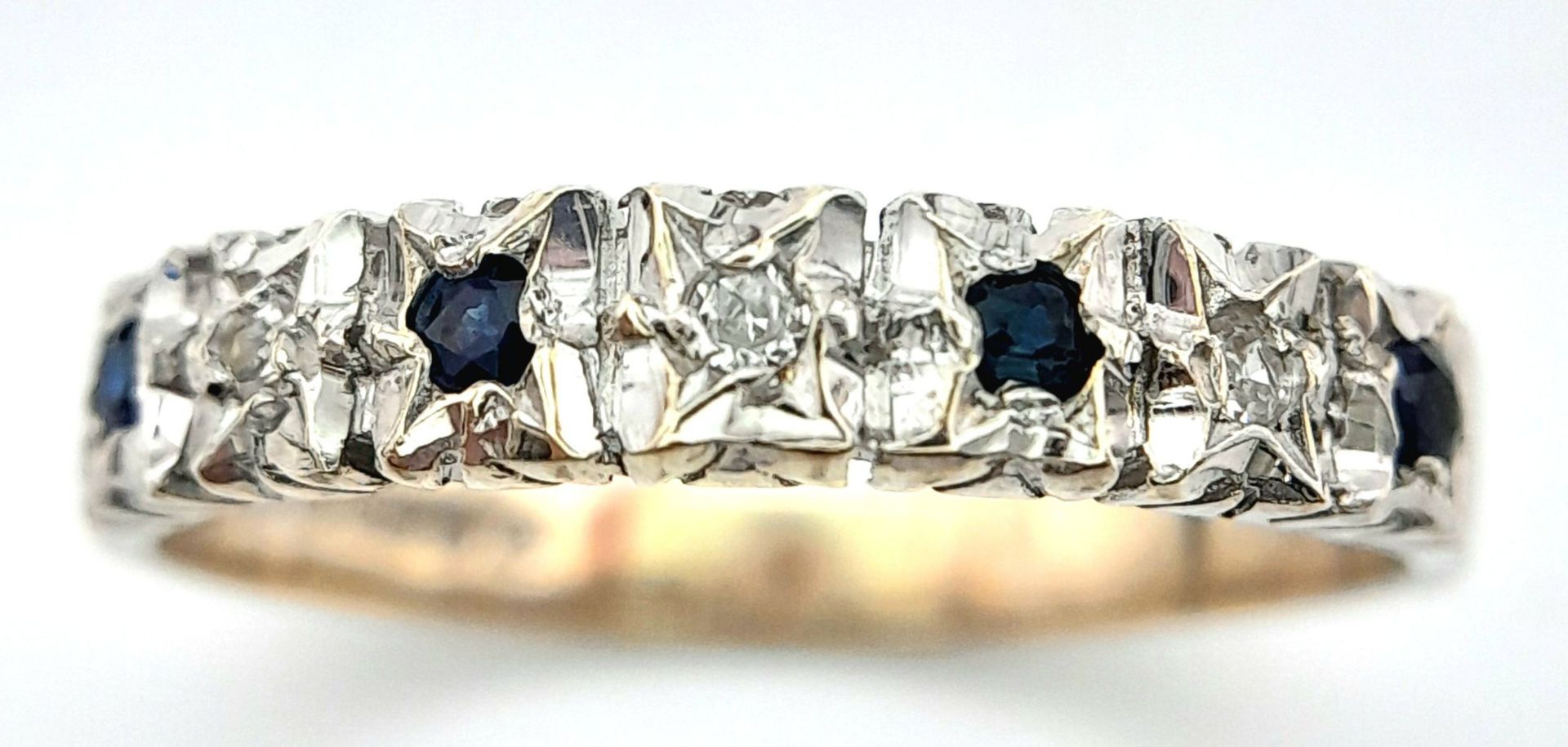 A 9K WHITE GOLD DIAMOND AND SAPPHIRE RING. 2.1G. SIZE O - Bild 2 aus 5