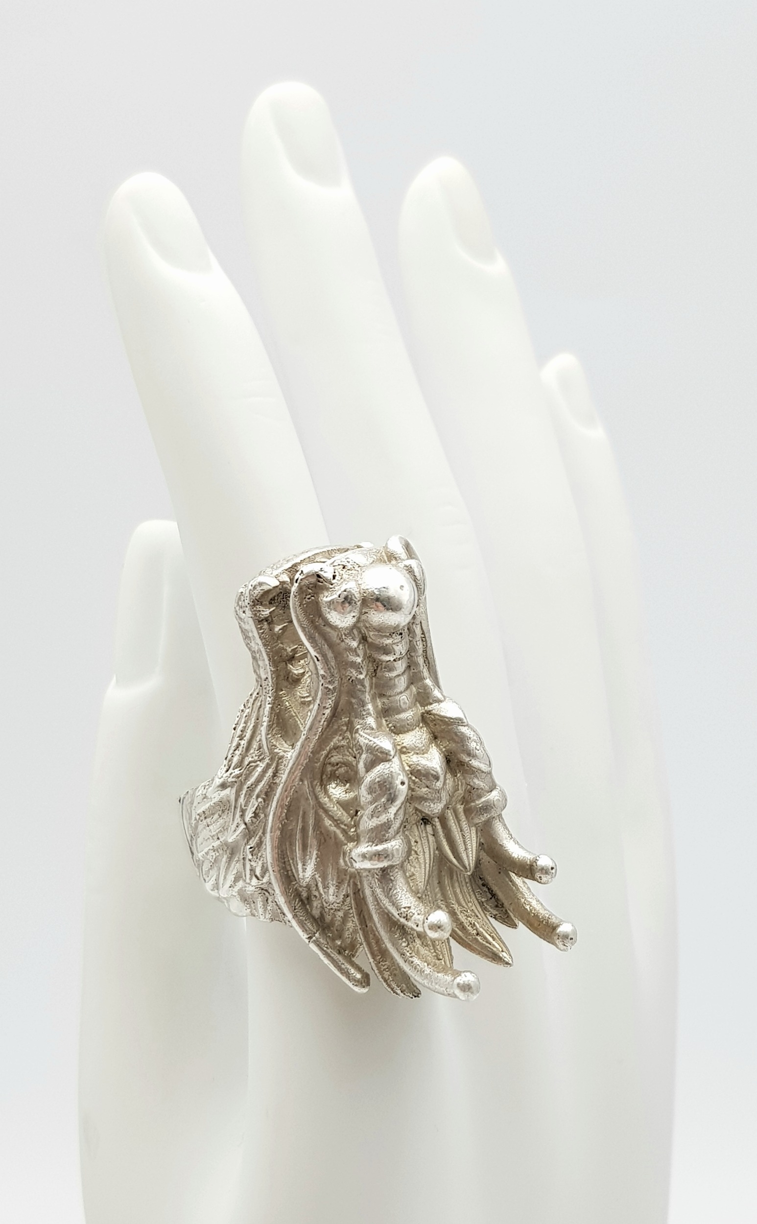 A STERLING SILVER DRAGONS HEAD RING, STUNNING DETAIL AND HEAVY. 4.2cm dragon head length, 86.8g - Image 6 of 6