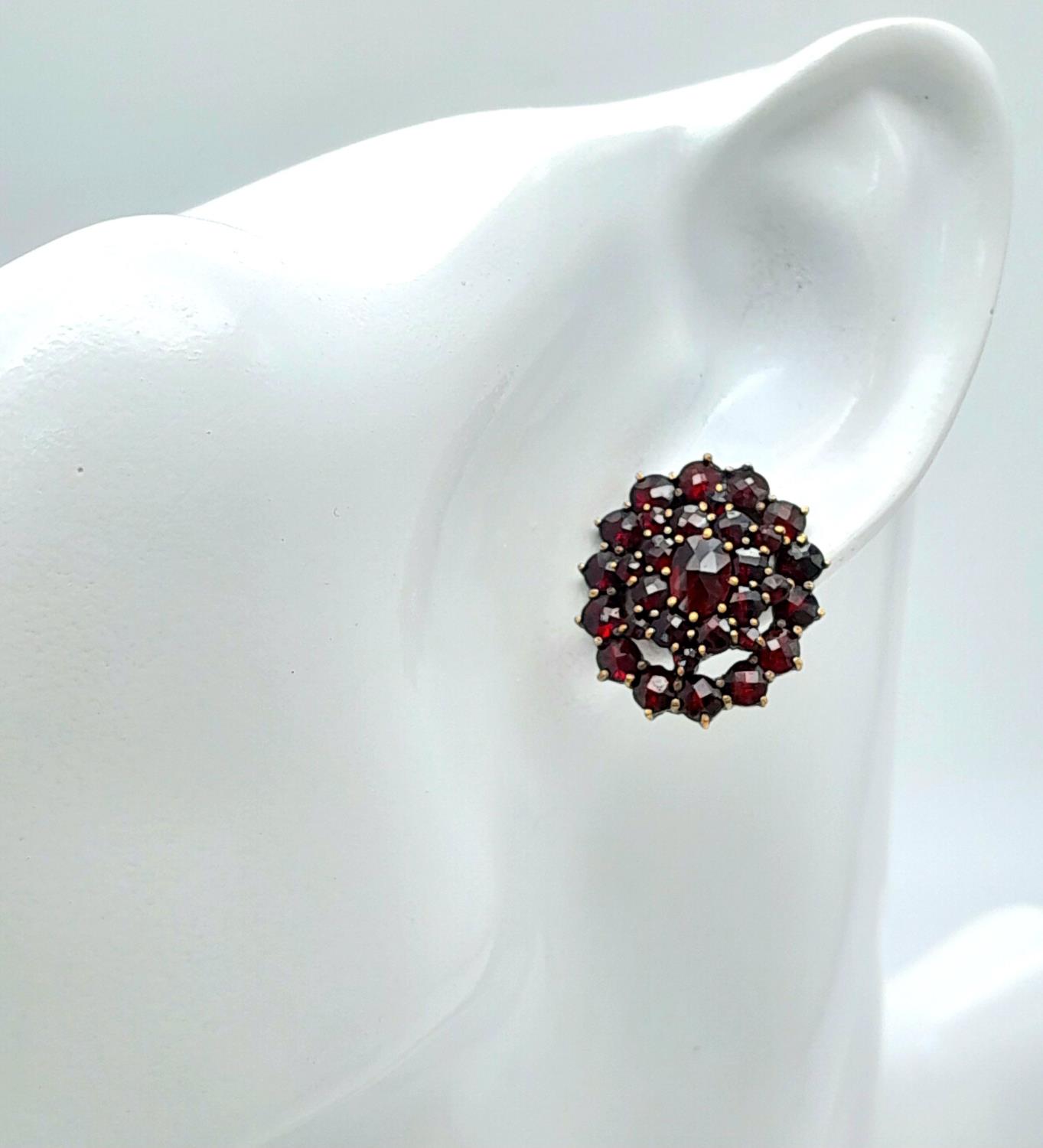 A Pair of Vintage Garnet Earrings. Yellow metal. - Image 4 of 4