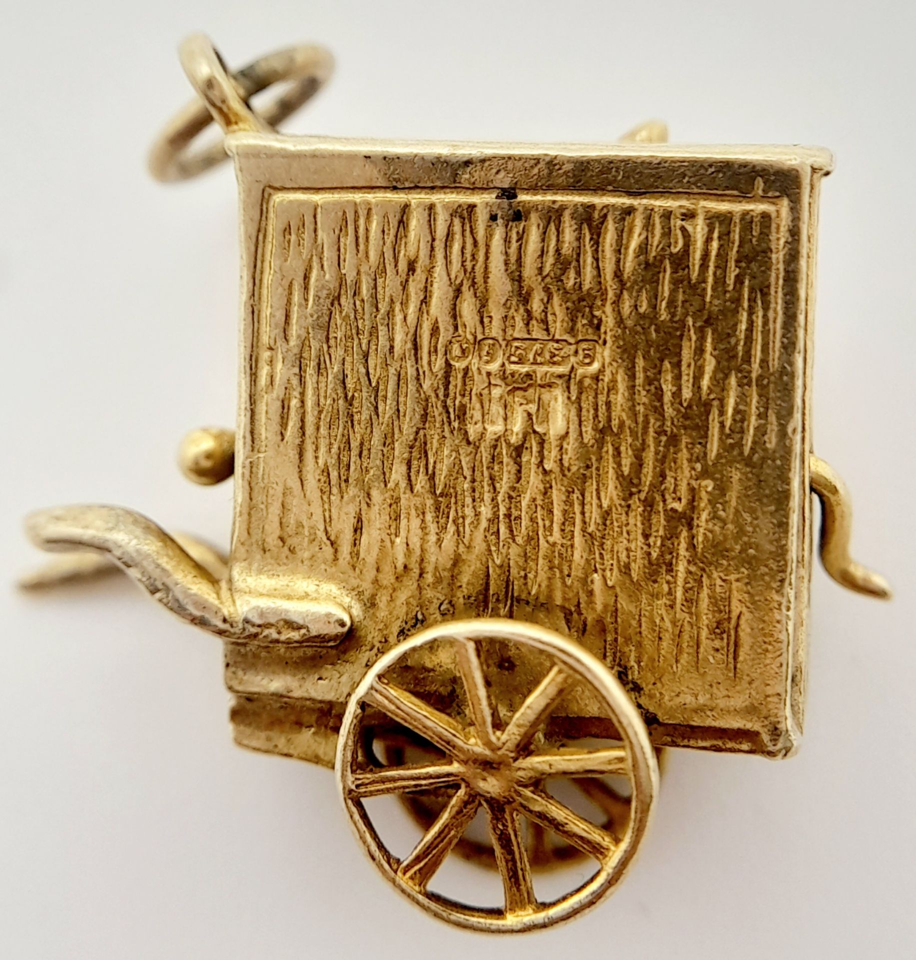 A 9K YELLOW GOLD ORGAN GRINDER AND MONKEY CHARM WITH MOVING PARTS. 2.2cm x 2.5cm, 5.2g weight. - Bild 2 aus 6