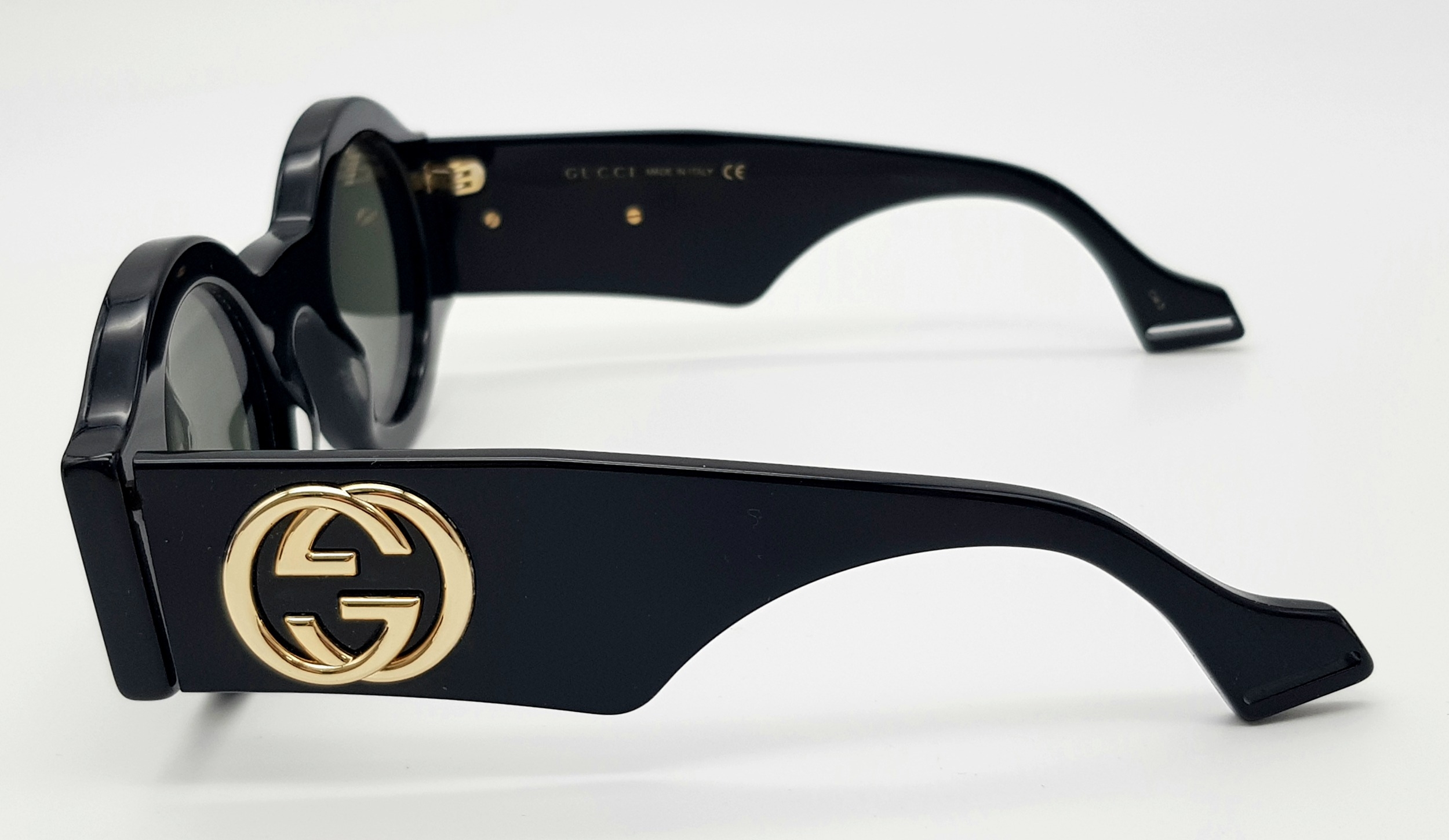 A Pair of Gucci Black Round Sunglasses. Gold-toned GG logos to sides. Thick frames. Comes with - Image 4 of 7