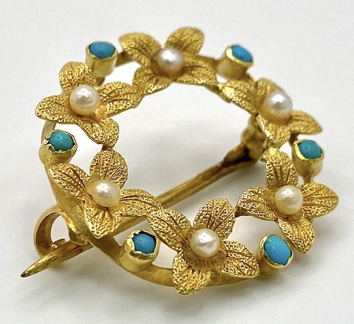 A 15ct Gold Small Wreath Brooch. Seed pearl and turquoise decoration. 22mm. 2.6g total weight. - Image 2 of 4