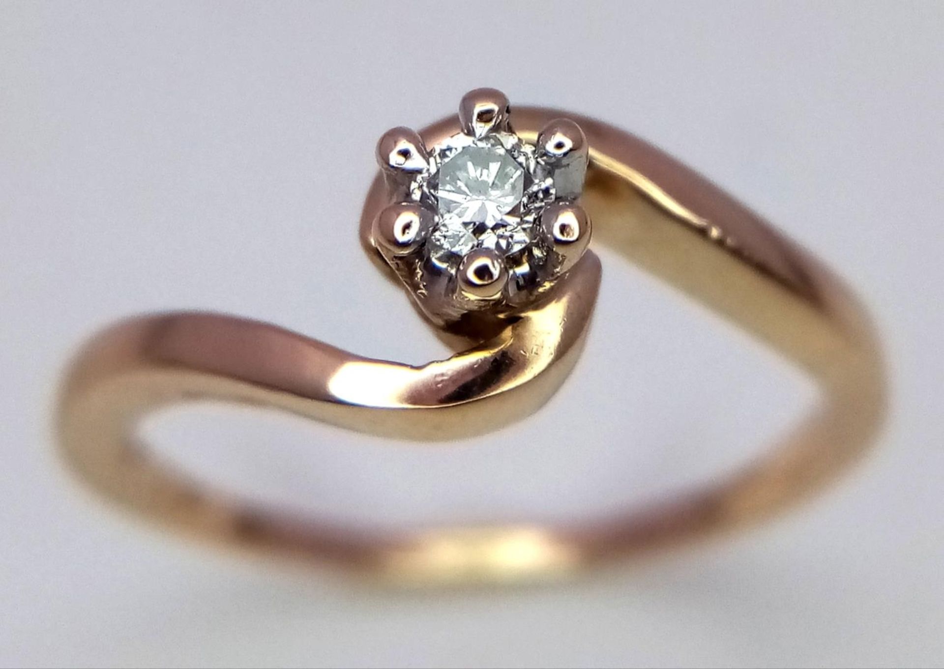 A 9K YELLOW GOLD DIAMOND SOLITAIRE TWIST RING 0.10CT 2G SIZE L SPAS 9021 - Image 2 of 5