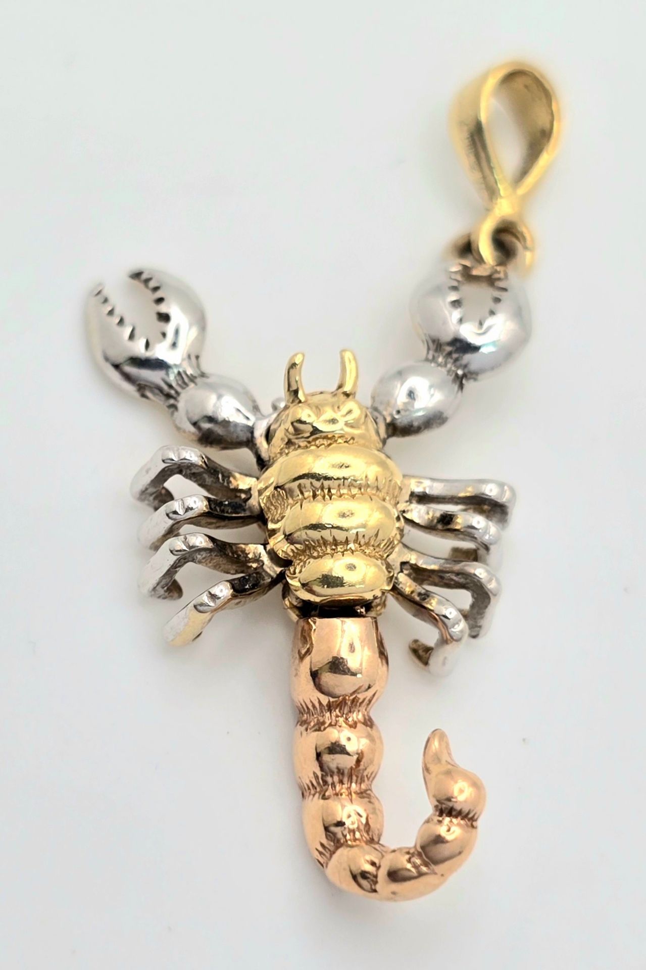 A 14K 3 COLOUR ARTICULATED SCORPION CHARM. 3.5cm length, 3g total weight. Ref: SC 8050 - Image 2 of 4