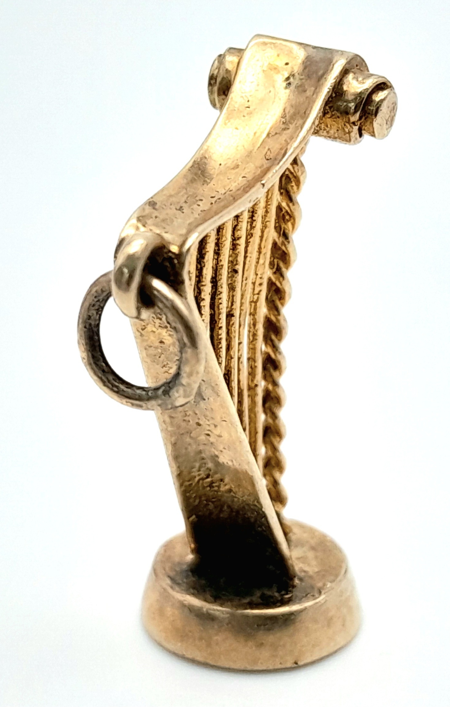 A 9K YELLOW GOLD IRISH HARP CHARM, POSSIBLY GUINESS THEMED. 2.9cm length, 4.2g weight. Ref: SC 8137 - Image 3 of 6