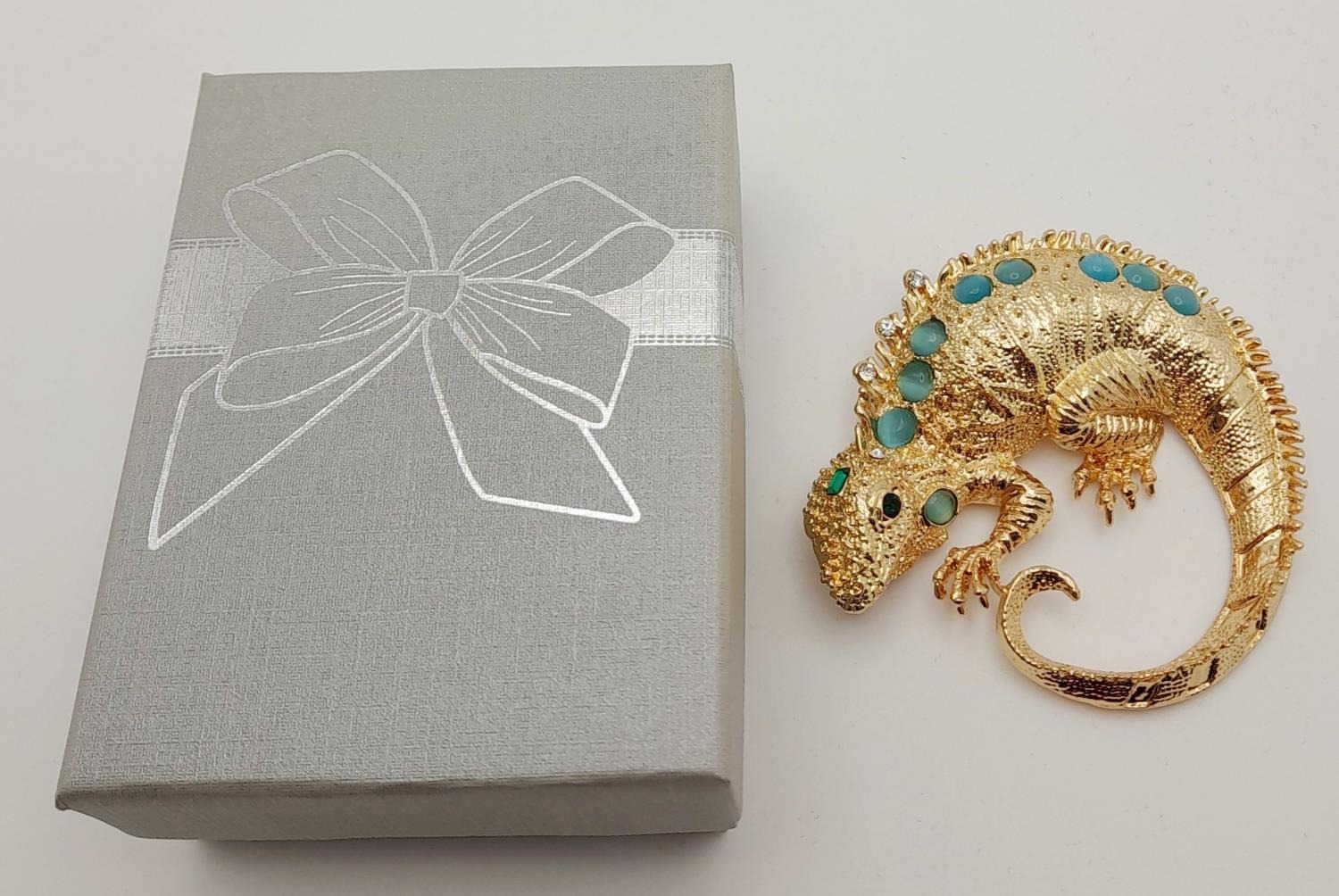 A very glamorous, well proportioned, gold plated and gem studded chameleon brooch, in a presentation - Image 5 of 5