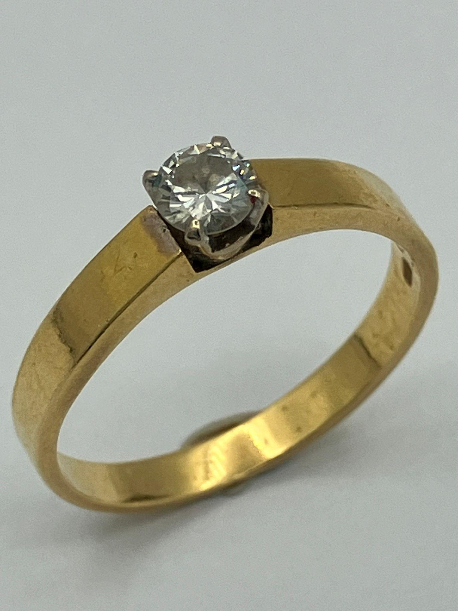 18 carat GOLD and DIAMOND SOLITAIRE RING.Having a Quarter Carat clear white DIAMOND SOLITAIRE set to