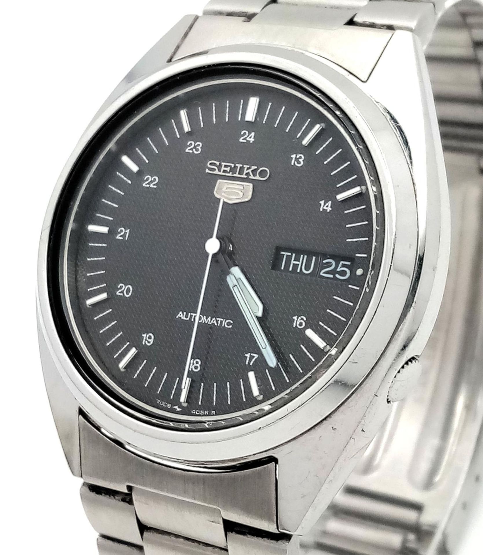 A Vintage Seiko 5 Automatic Gents Watch. Stainless steel bracelet and case - 37mm. Grey dial with - Image 2 of 7