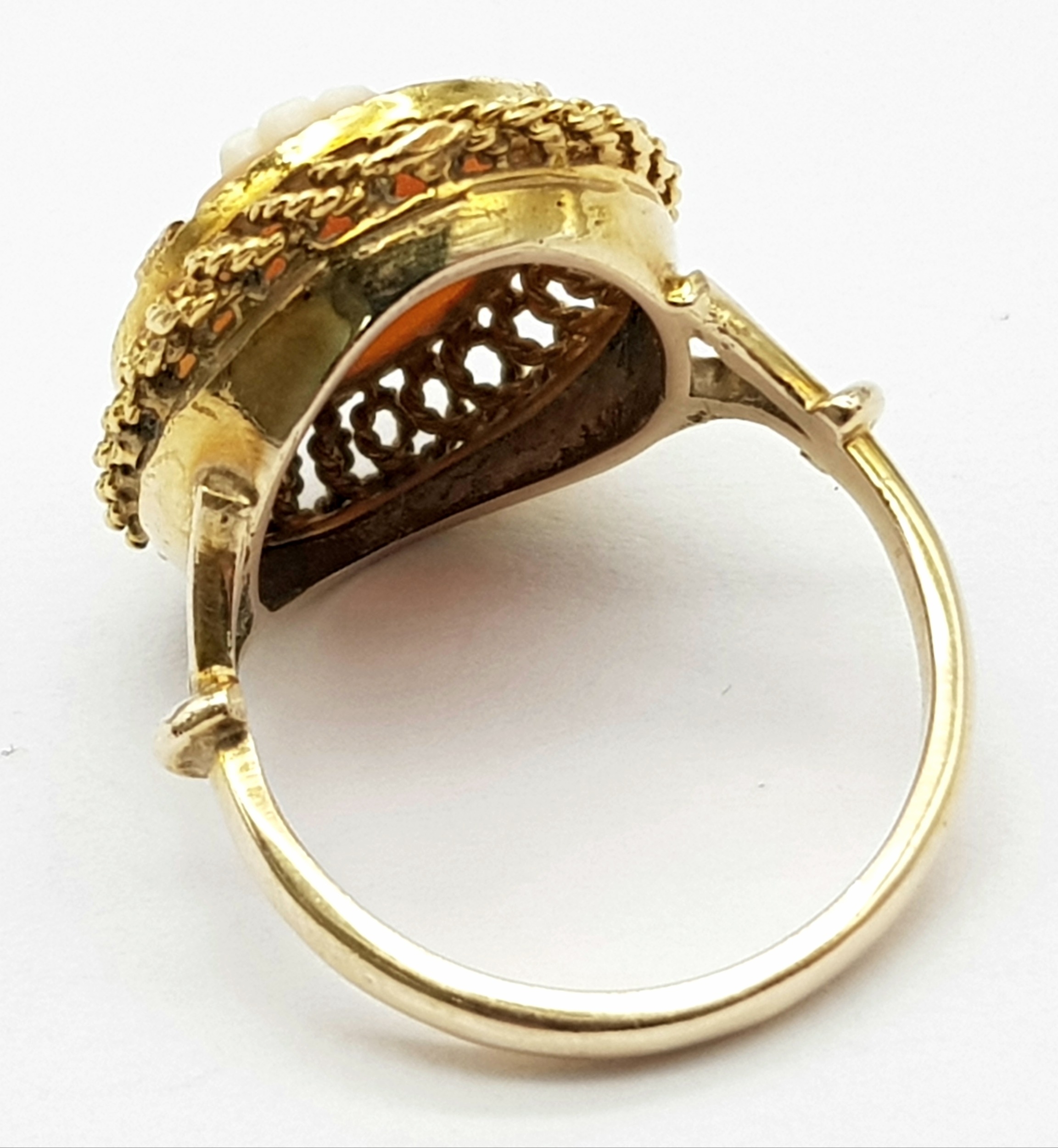 A Vintage 9K Yellow Gold Cameo Ring. Size P. 6.1g total weight. - Image 4 of 5