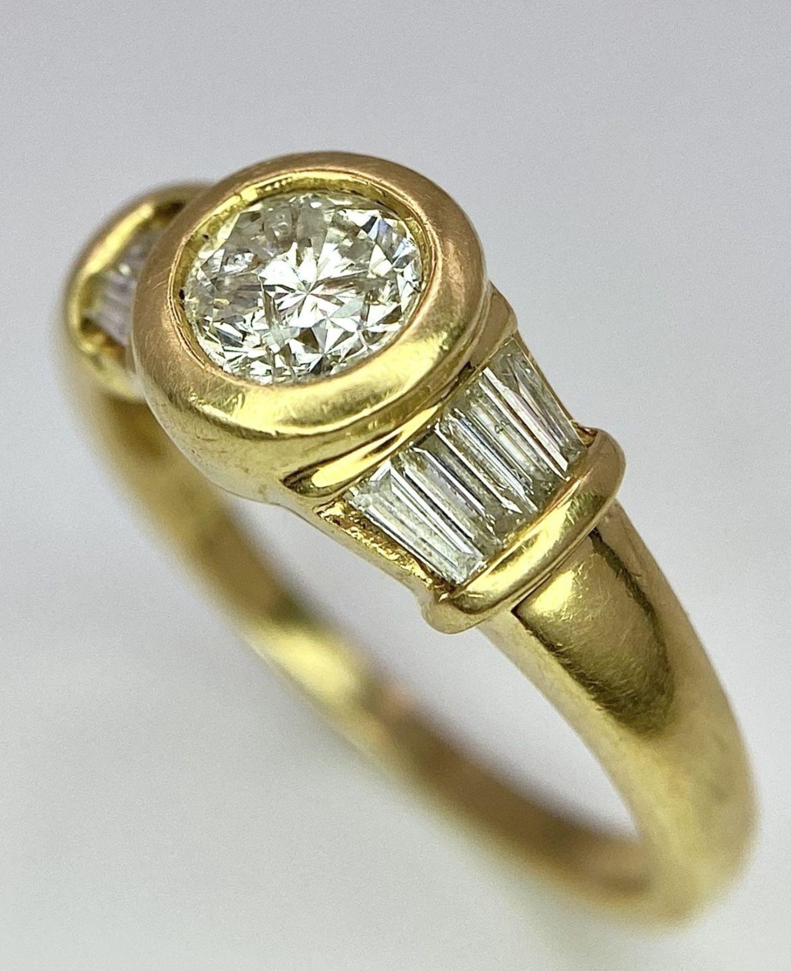 A 9 K yellow gold ring with a round cut diamond and more baguette diamonds on shoulders (one - Image 3 of 6