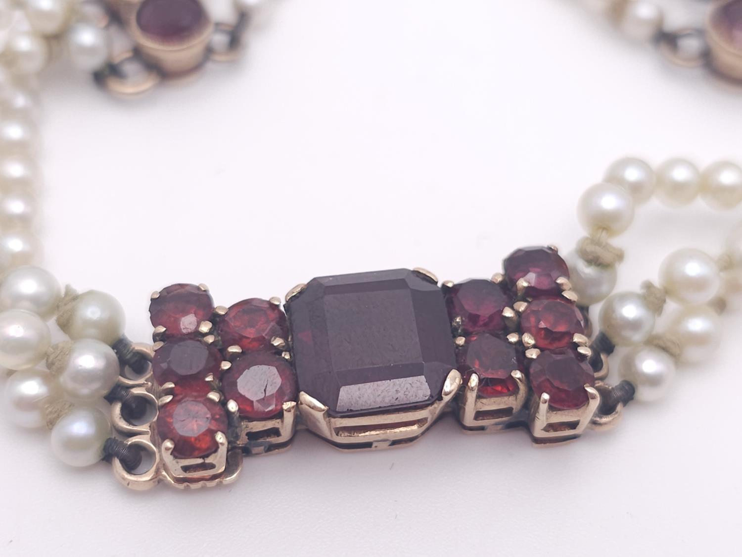 An Antique 9K Gold (tested), Garnet and Pearl Bracelet. Different cuts of rich garnet gemstones - Image 14 of 14