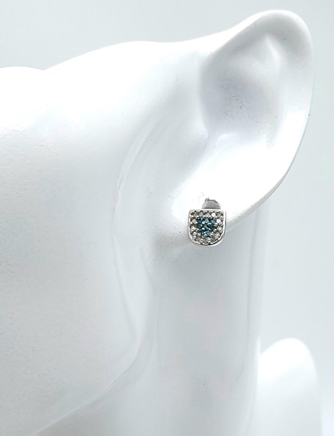 A 9K WHITE GOLD WHITE & BLUE DIAMOND STUD EARRINGS 0.20CT 1.7G . ref: A/S 1067 - Image 5 of 5
