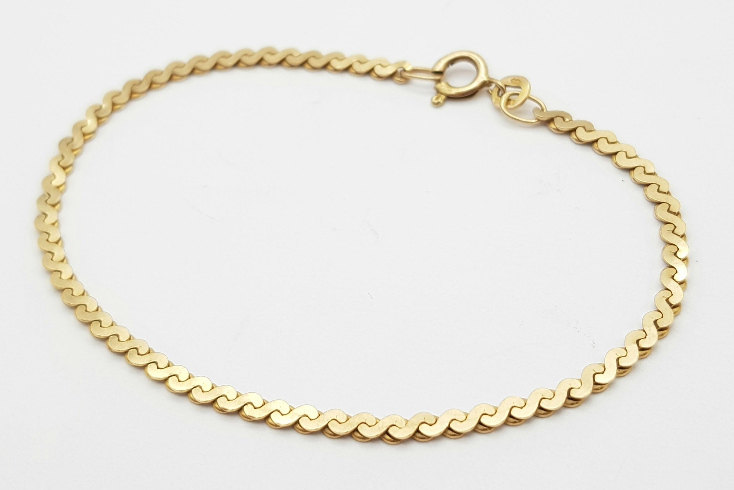 A 9K Yellow Gold Serpentine Link Bracelet. 17cm. 3.9g weight.