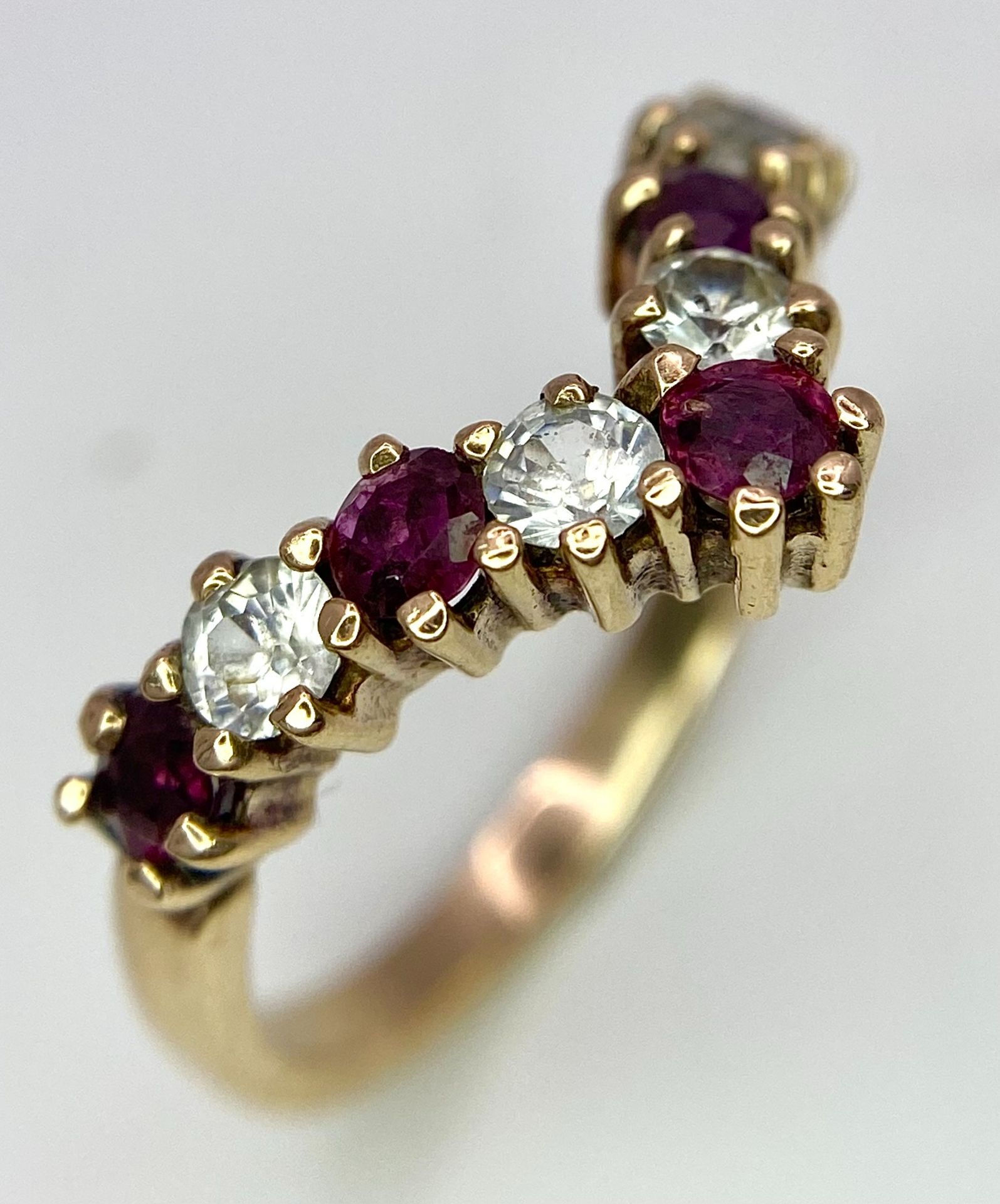 A 9ct Yellow Gold Clear and Red Stone Set Ring, size N, 3.1g weight. ref: SH1469I - Bild 2 aus 7