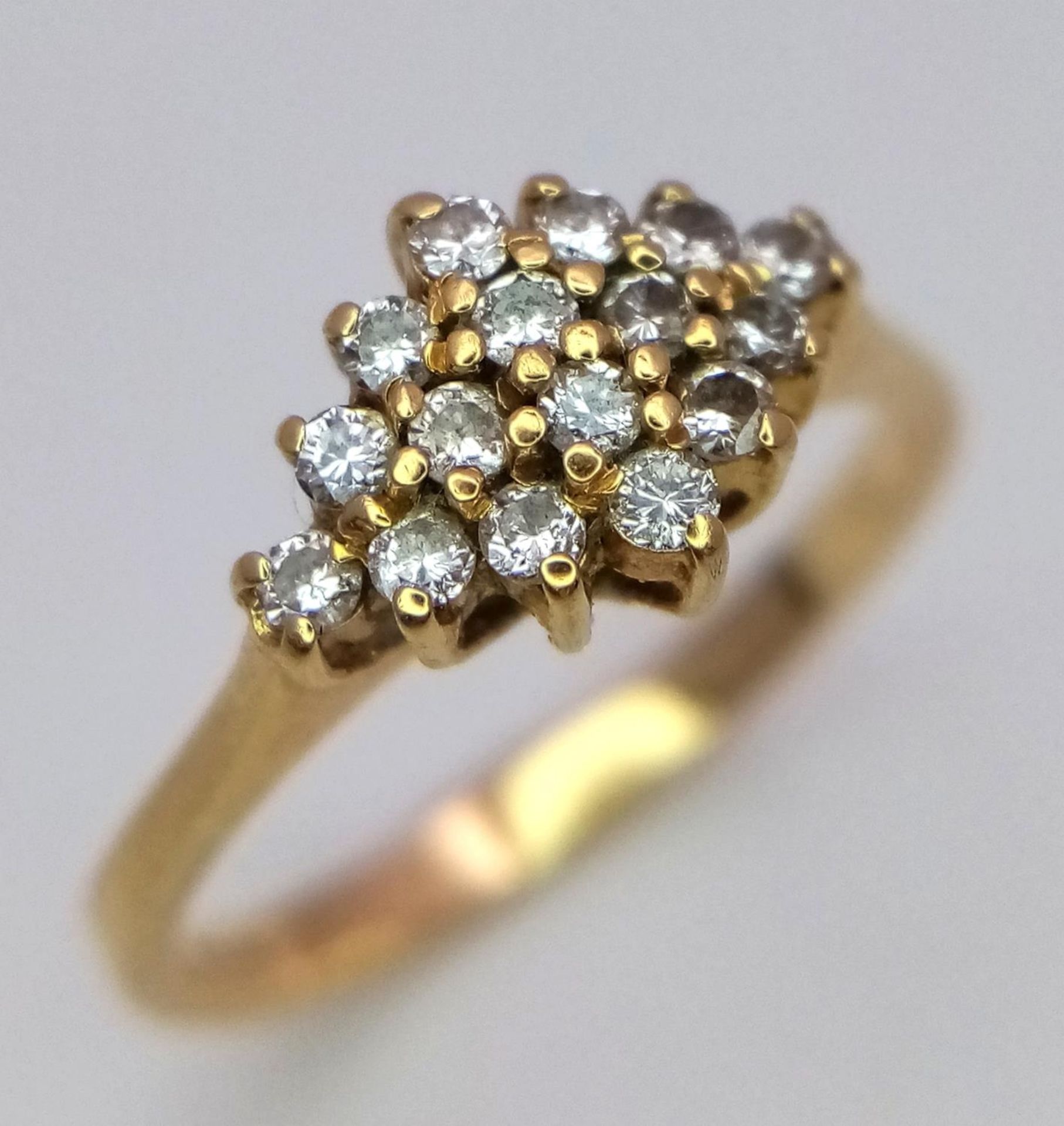 A 18K YELLOW GOLD DIAMOND CLUSTER RING 0.25CT 2.9G SIZE N A/S 1026