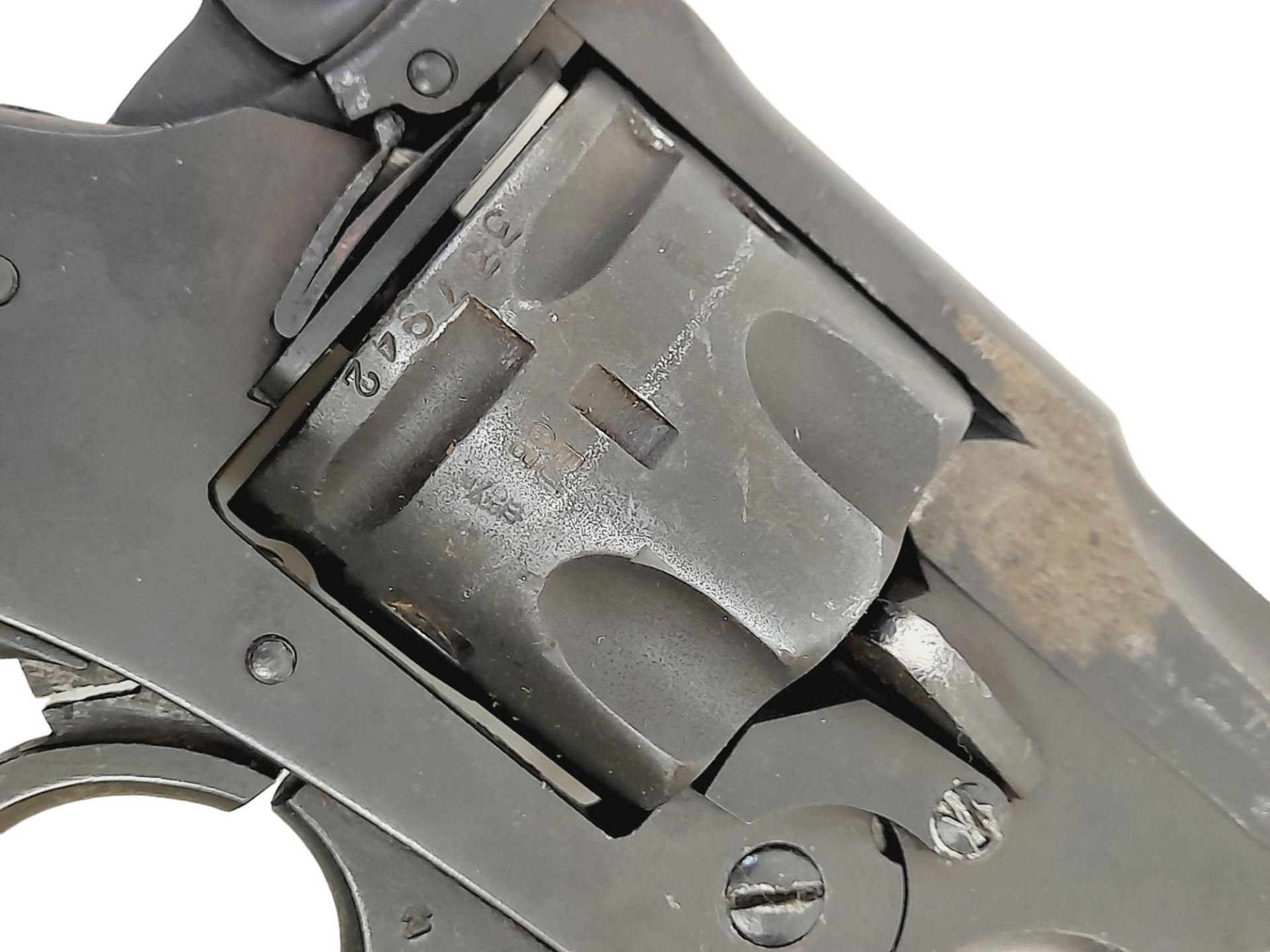 A Deactivated Webley Mark IV Revolver with Leather Holster. The British army adopted the mark IV - Bild 3 aus 7