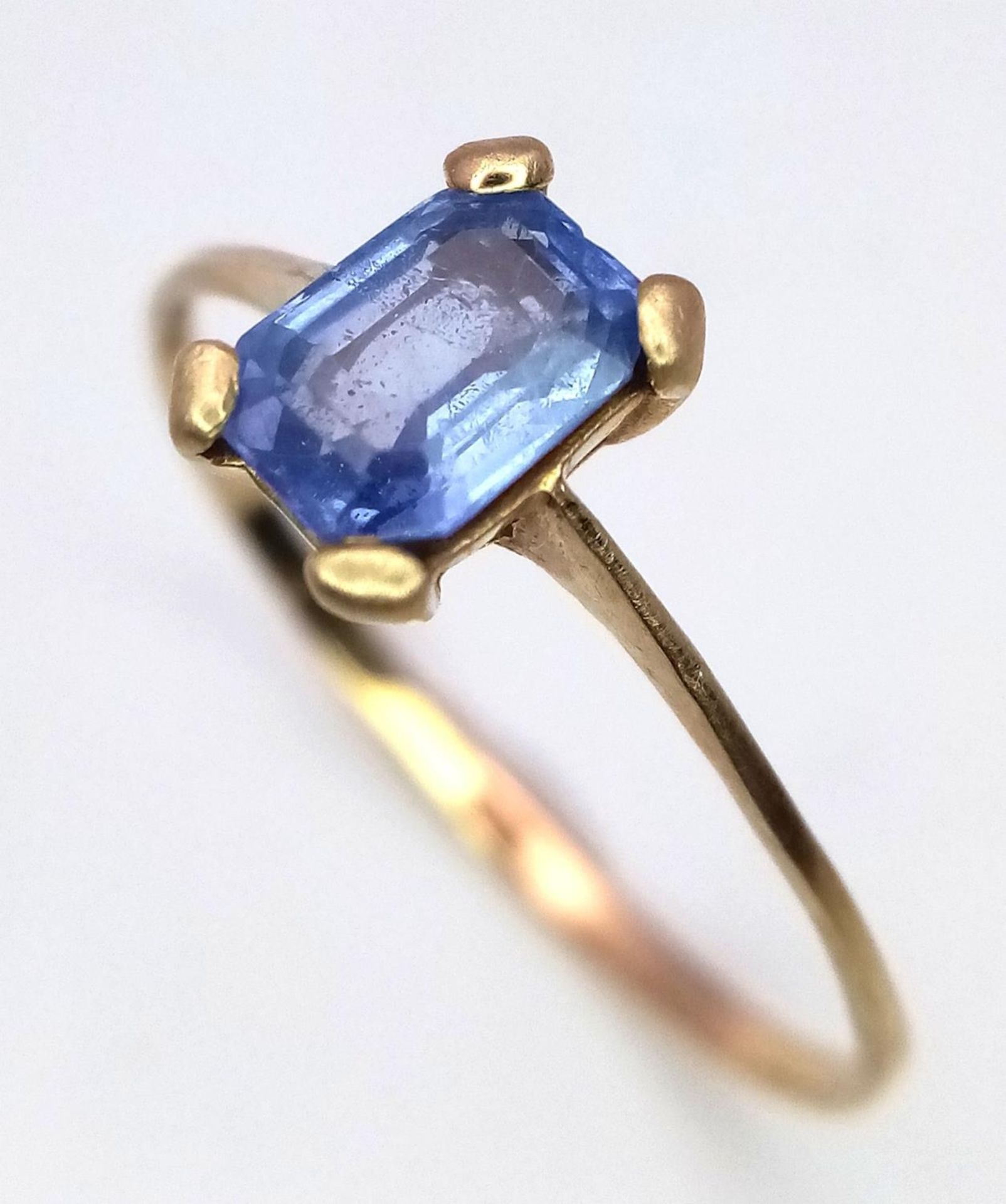 A 9K Yellow Gold 1ct Sapphire Solitaire Ring. Size U, 1.23g total weight. - Image 3 of 5