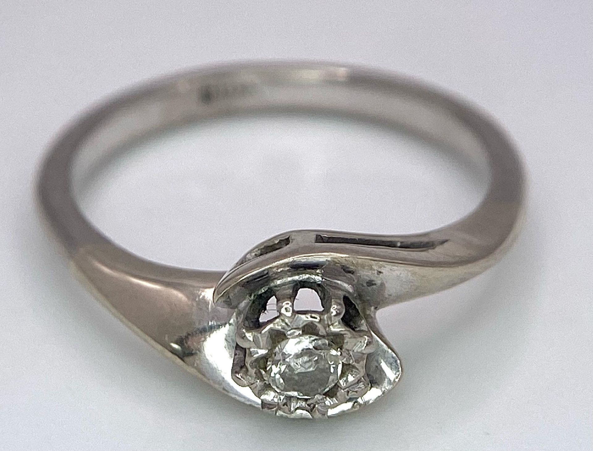 An 18K White Gold Diamond Crossover Ring. 0.10ct brilliant round cut diamond. Size N. 4g total - Image 4 of 6