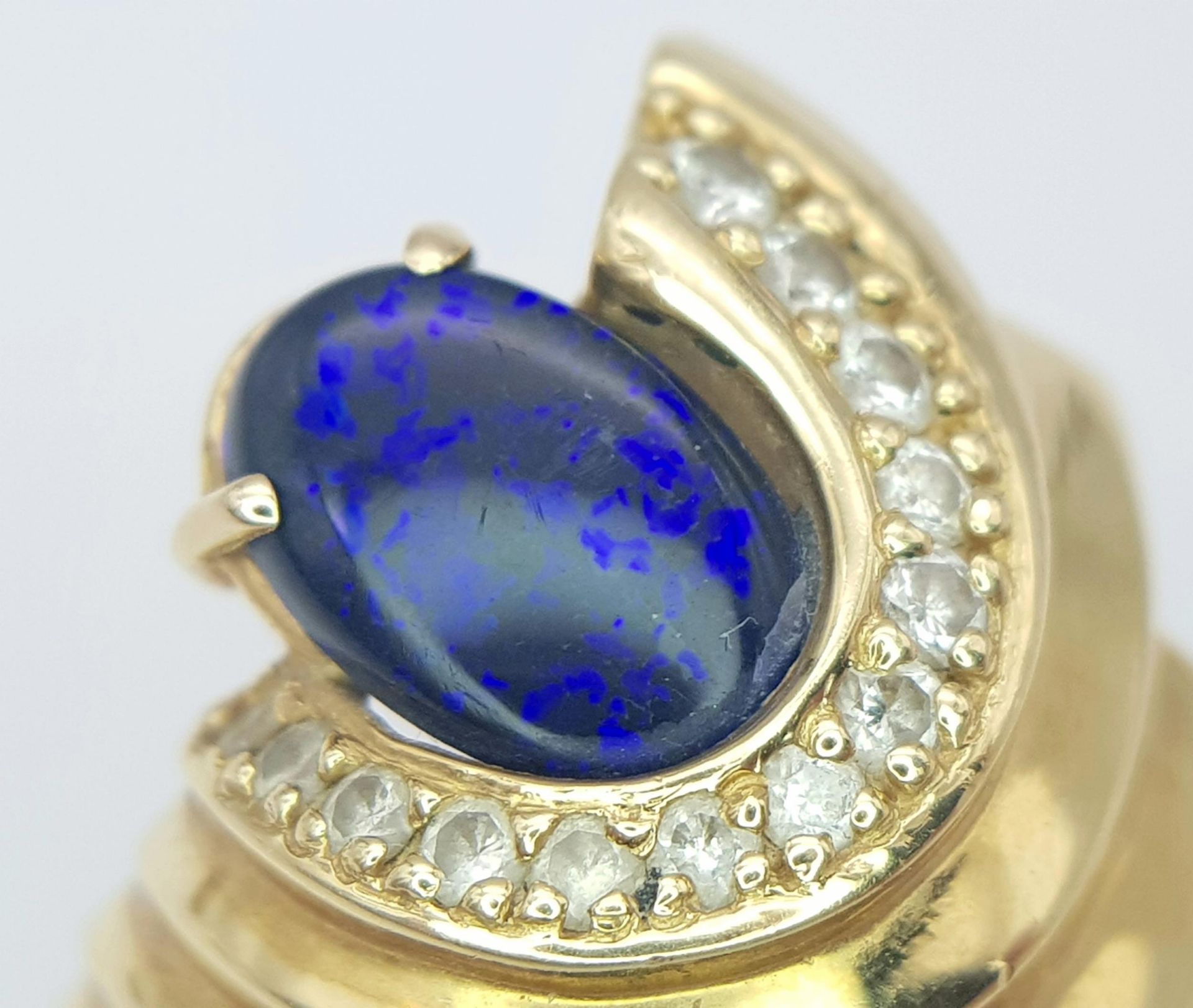 A Gorgeous 18K Yellow Gold (tested) Australian Black Opal and Diamond Ring. An enticing oval cut - Bild 3 aus 6
