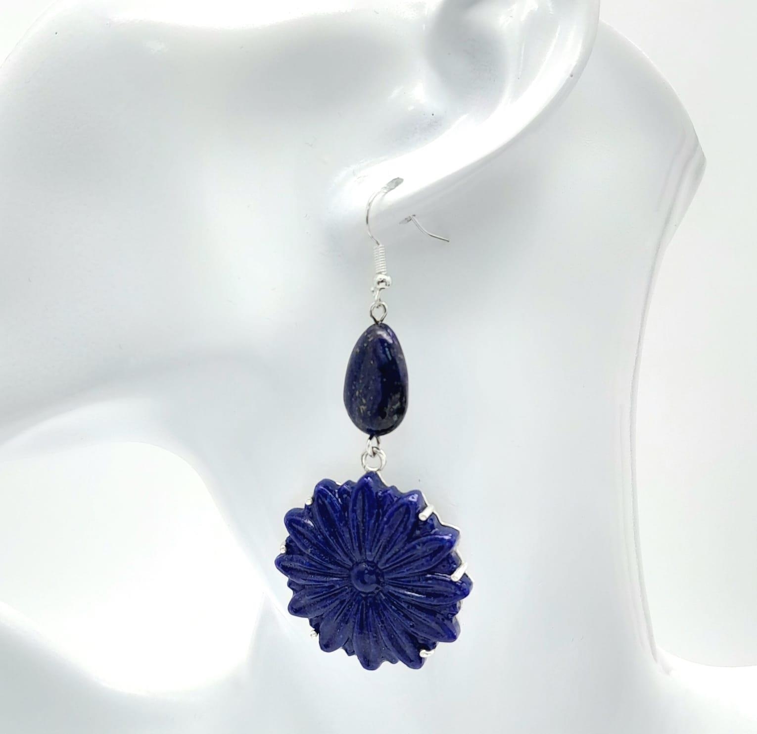 A Tibetan silver and lapis lazuli necklace and earrings set with large, carved, flower shaped discs. - Image 5 of 5