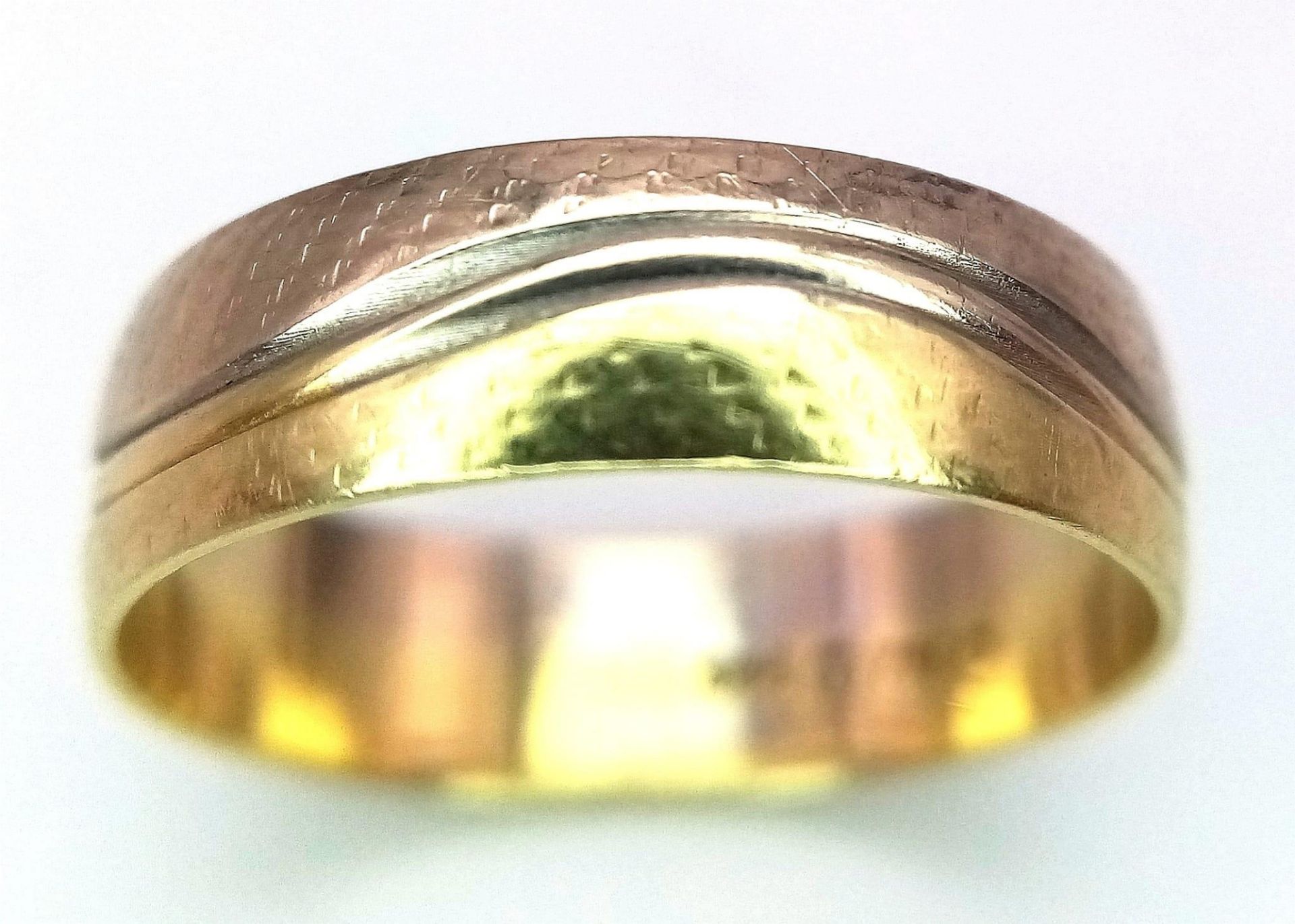 A 14K Yellow Gold Band Ring with Swirl Decoration. Size O. 2.9g weight. - Image 3 of 5