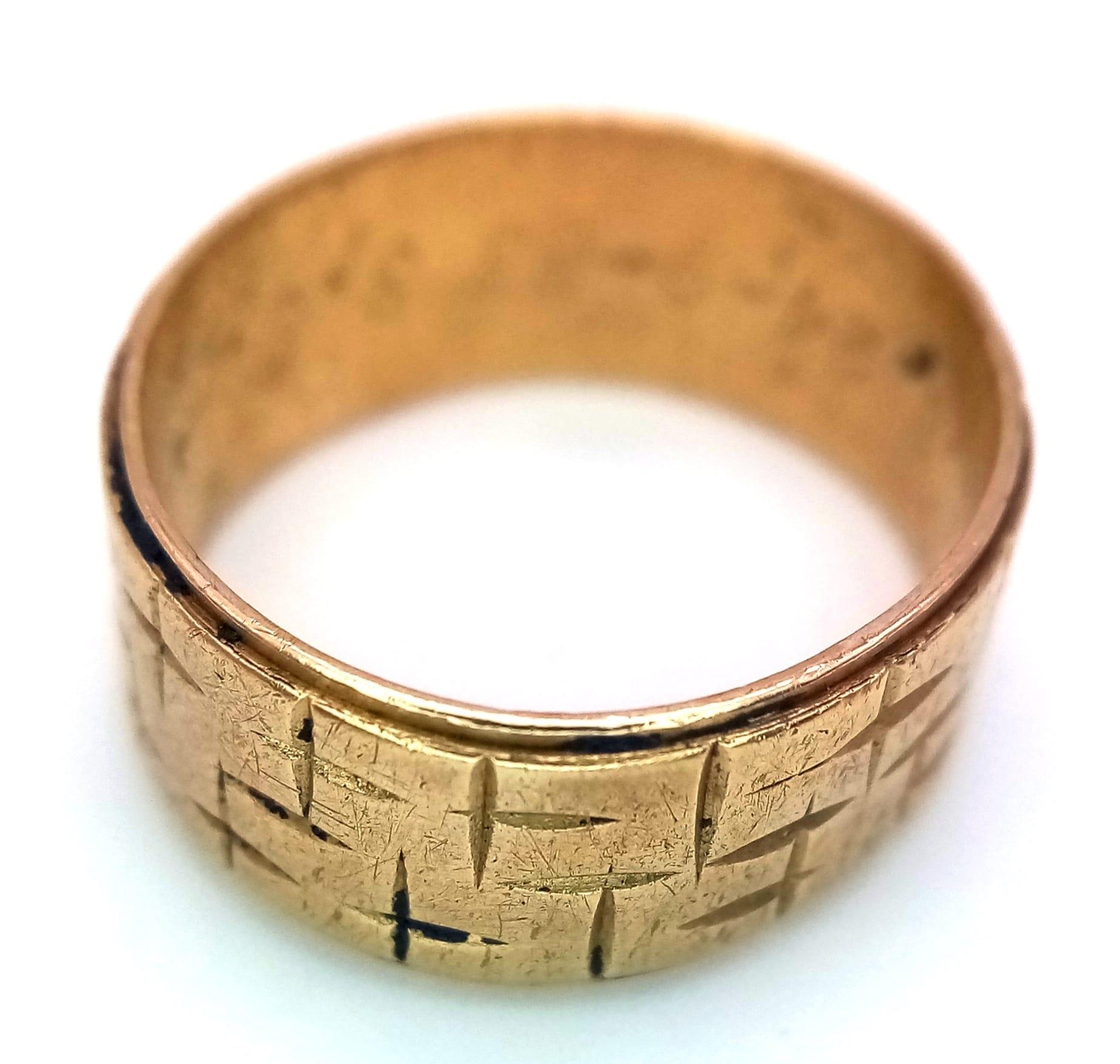 A Vintage 9K Yellow Gold Band Ring. Geometric decoration. 7mm width. Size O. 4.3g weight. - Image 4 of 5