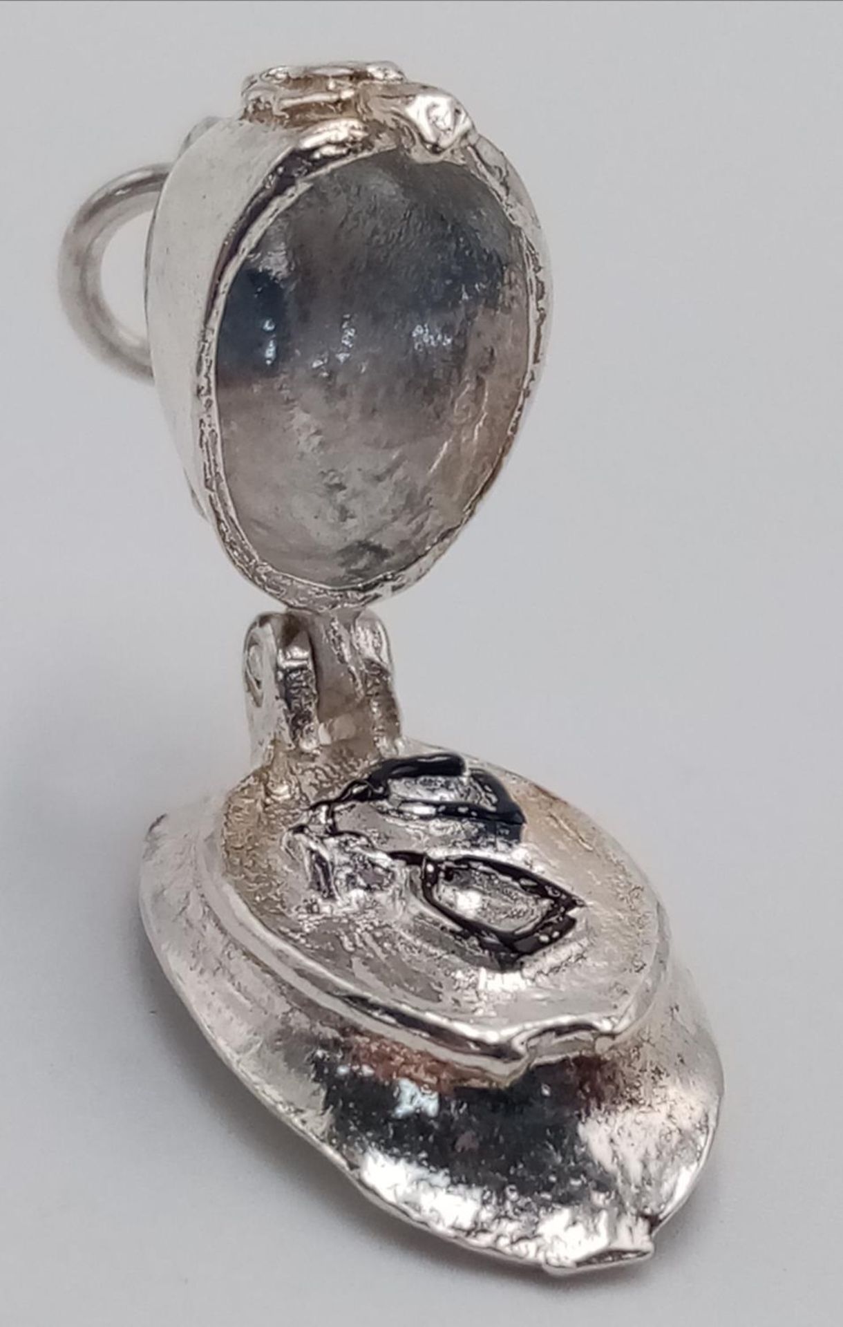 A STERLING SILVER POLICEMANS HAT WHICH OPENS TO REVEAL HANDCUFFS 2.9G , approx 17mm x 16mm. SC 9091 - Bild 4 aus 4