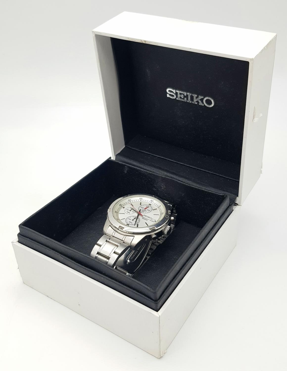 A Seiko 5 Chronograph Quartz Gents Watch. Stainless steel bracelet and case - 43mm. White dial - Image 6 of 6