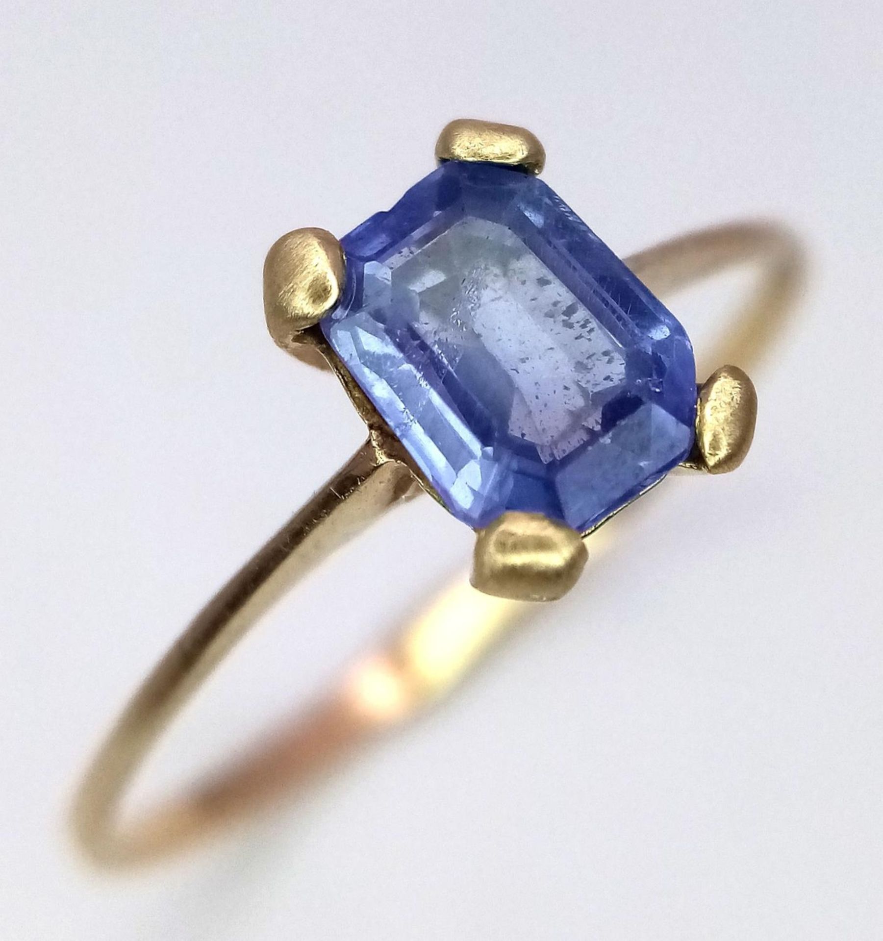 A 9K Yellow Gold 1ct Sapphire Solitaire Ring. Size U, 1.23g total weight. - Image 2 of 5