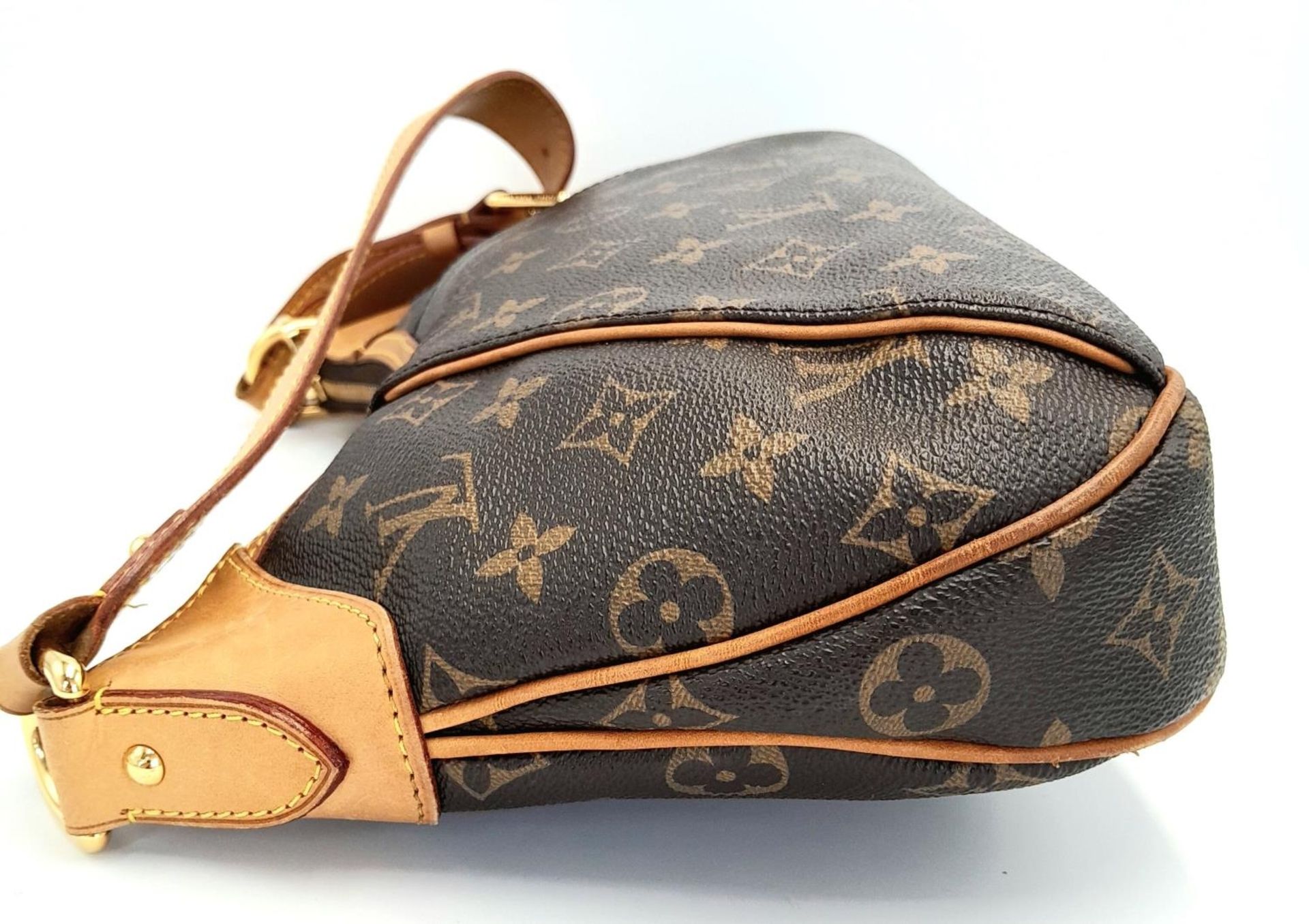 A Louis Vuitton Thames Shoulder Bag. Monogramed canvas exterior with gold-toned hardware, adjustable - Bild 3 aus 9