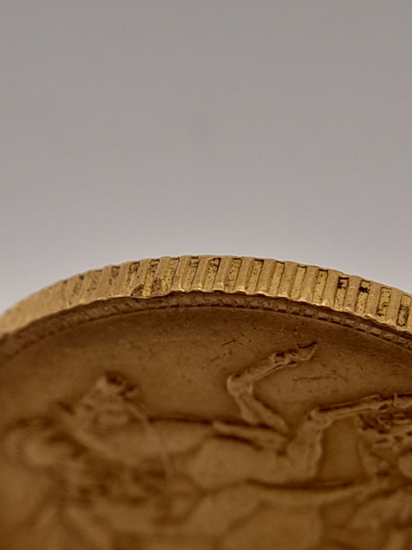 A 1900 Queen Victoria 22K Gold Full Sovereign Coin. Good definition. - Bild 3 aus 4