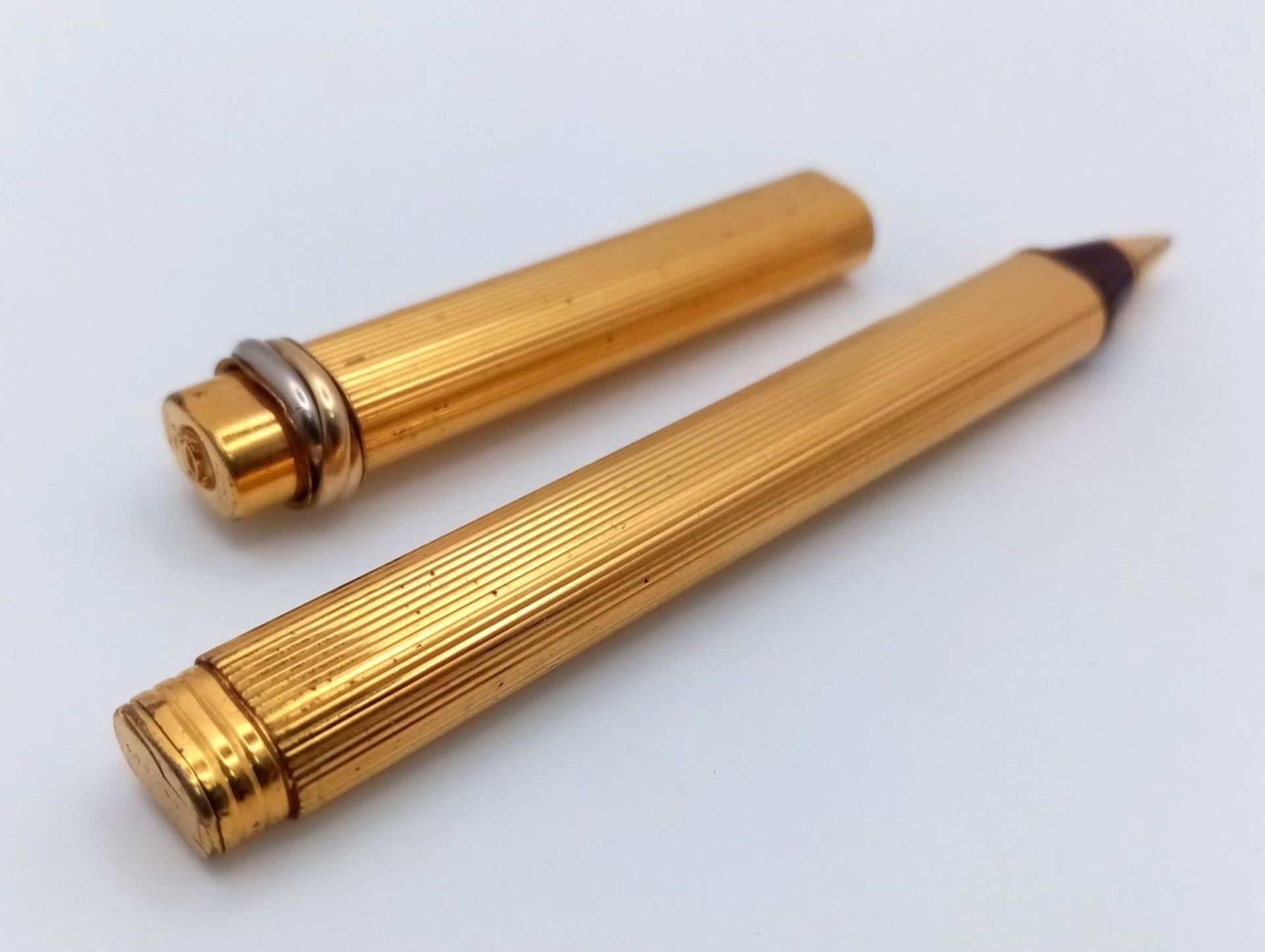 A CARTIER gold plated pen, length: 13. 7 cm, weight: 23.2 g. Ref: 17183 - Image 2 of 6