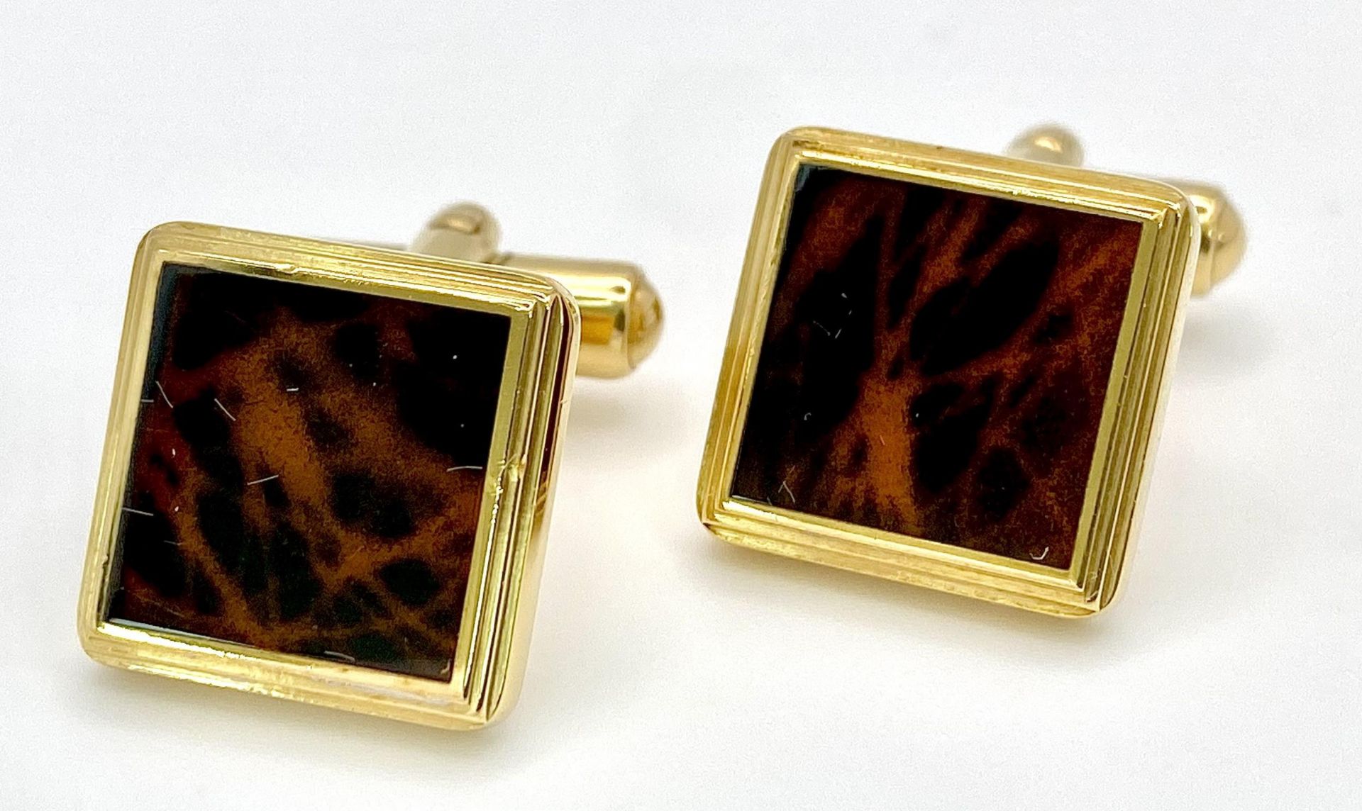 An Excellent Condition Pair of Square Yellow Gold Gilt Tortoiseshell Cufflinks by Dunhill in their - Bild 2 aus 9