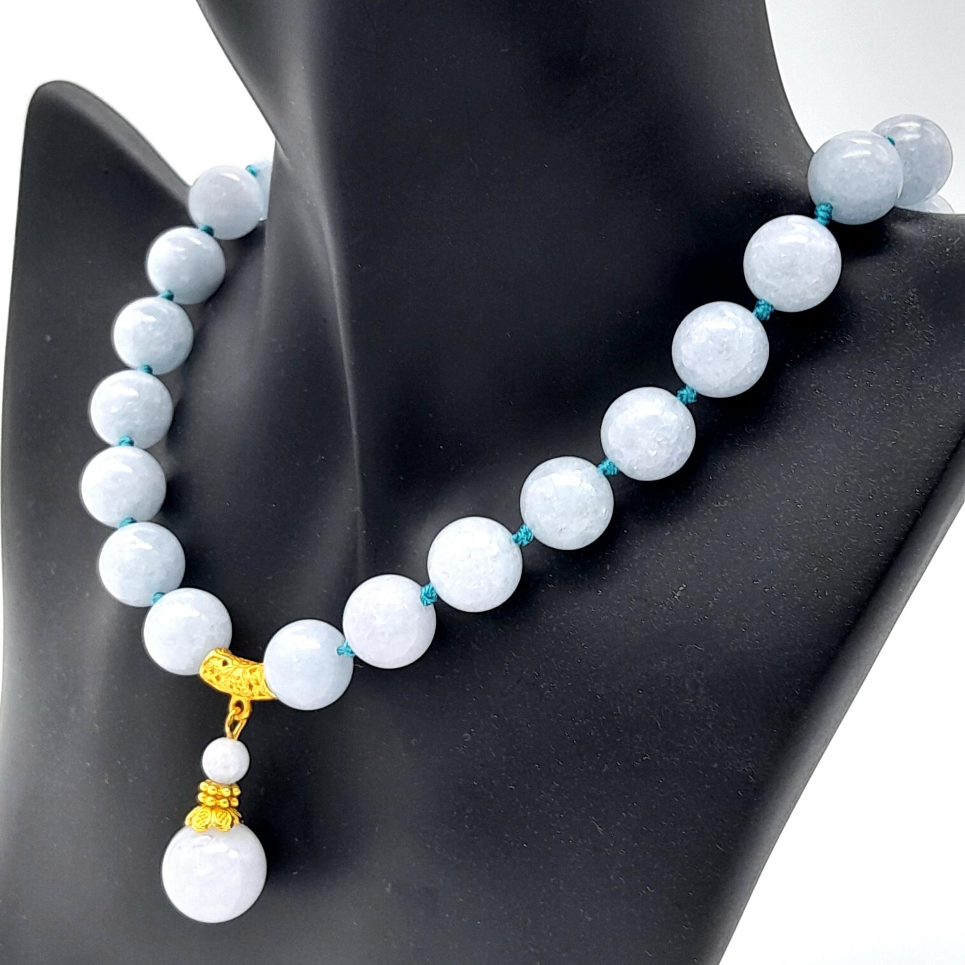 An Aquamarine Beaded Necklace with Drop Pendant. 12mm beads. 4cm pendant. 44cm necklace. - Bild 2 aus 4