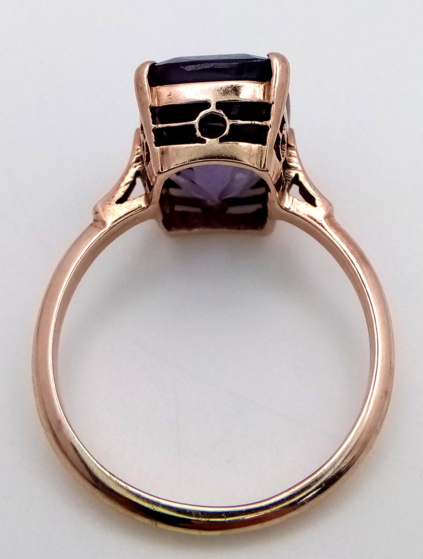 An Intriguing 9K Rose Gold Blue/Purple Gemstone Colour Change Ring. Size O. 4.1g total weight. - Image 4 of 5