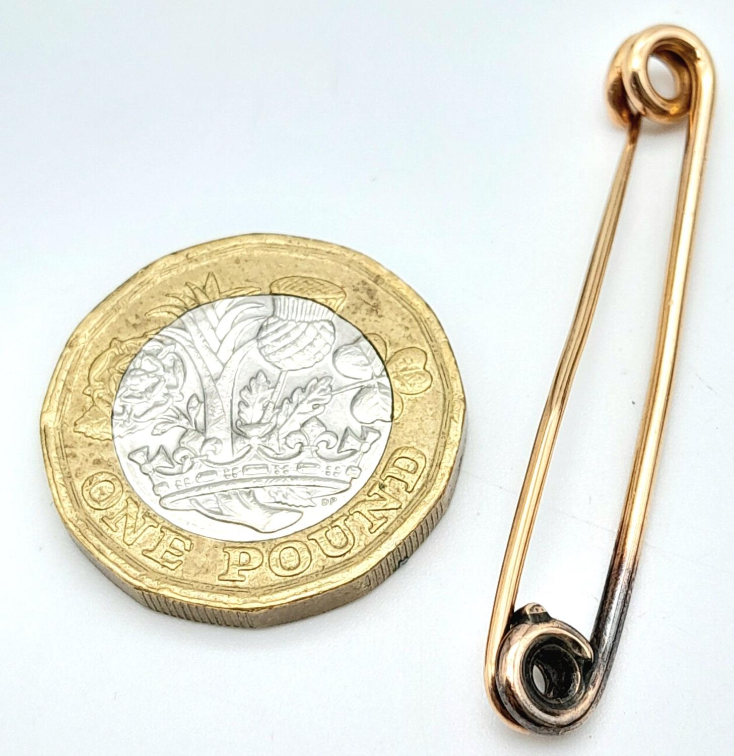 A 9ct Yellow Gold (tested as) Tie Pin, 2.2g total weight, 43mm. ref: 1489I - Image 3 of 3