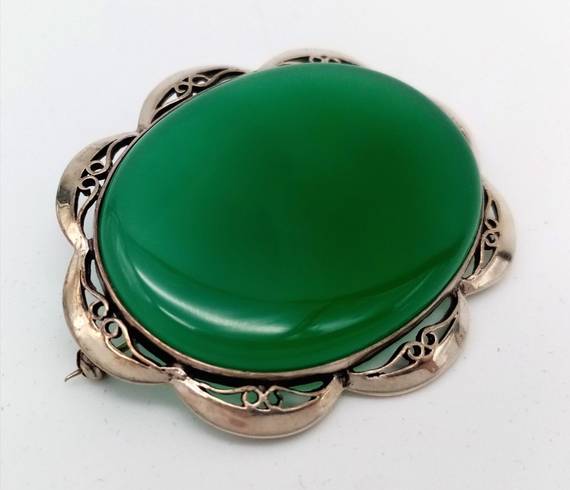 A Vintage Hallmarked 1976 Silver Green Chalcedony (aka Chrysoprase/Jadine) Brooch. 6cm Wide. Set